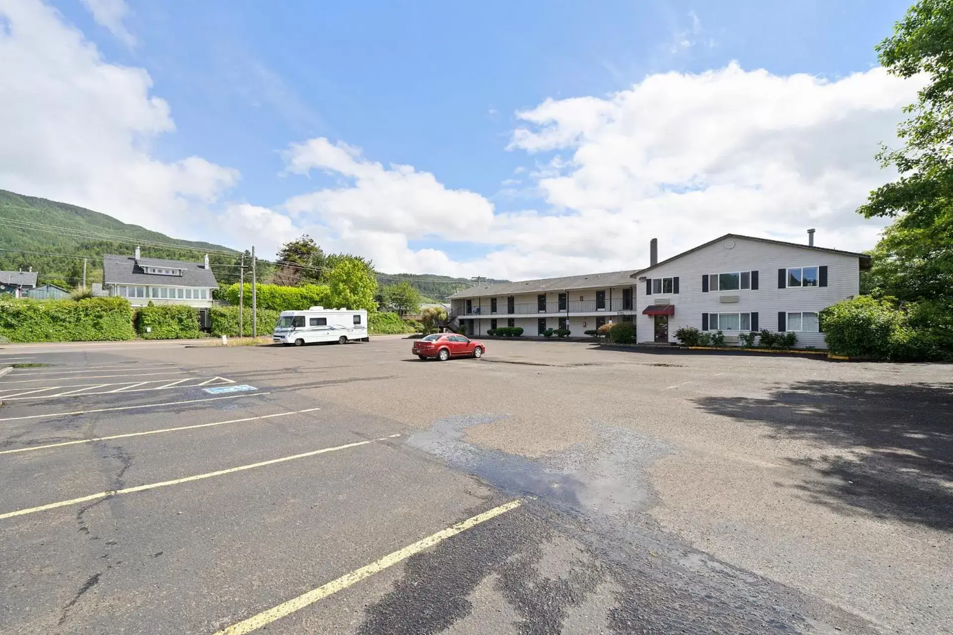 Property building in Garibaldi Inn at the Bay Property building in Garibaldi Inn at the Bay