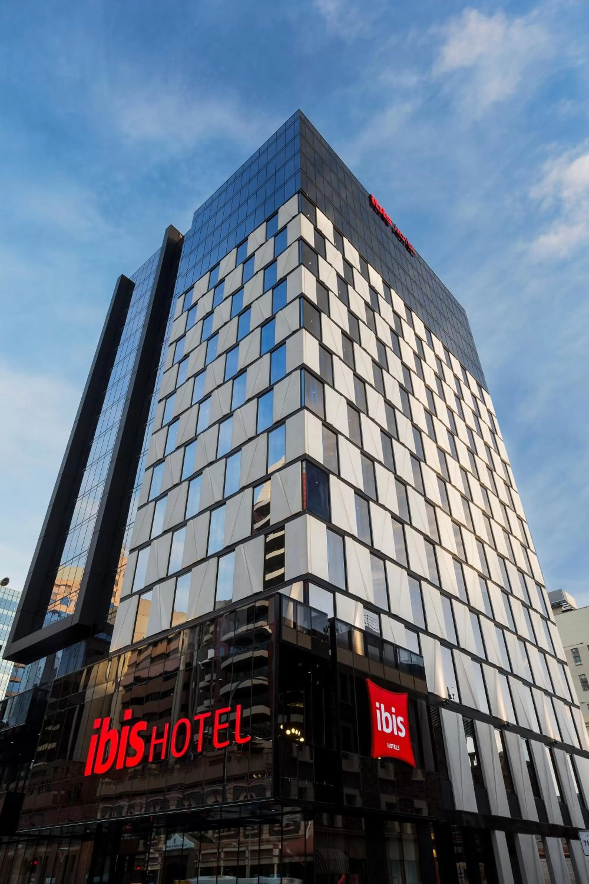 Facade/entrance in ibis Adelaide