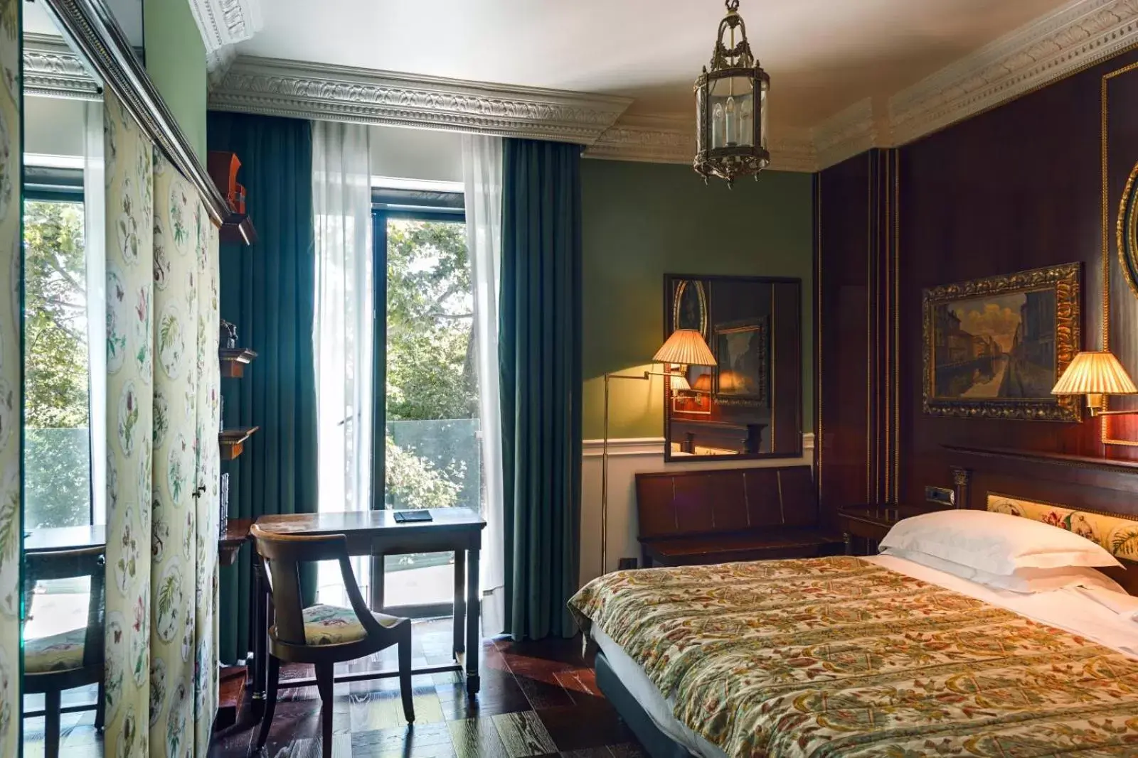 Bed in Hotel de la Ville Monza - Small Luxury Hotels of the World