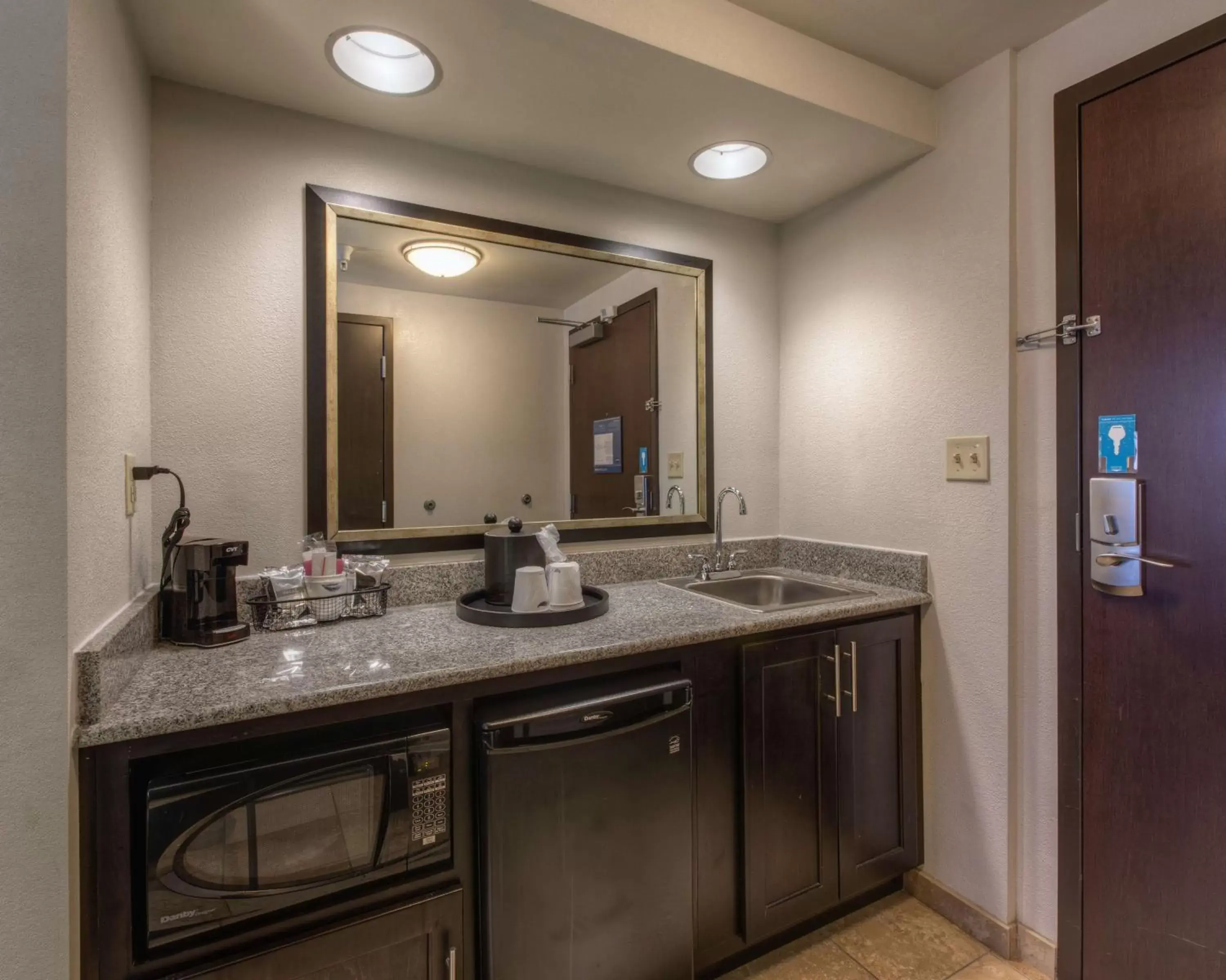 Kitchen or kitchenette, Bathroom in Hampton Inn & Suites Detroit/Airport Romulus