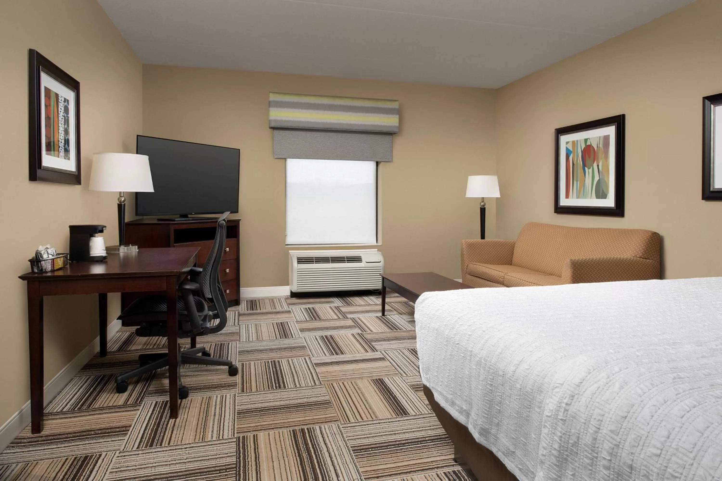 Bedroom, Bed in Hampton Inn Knoxville-East
