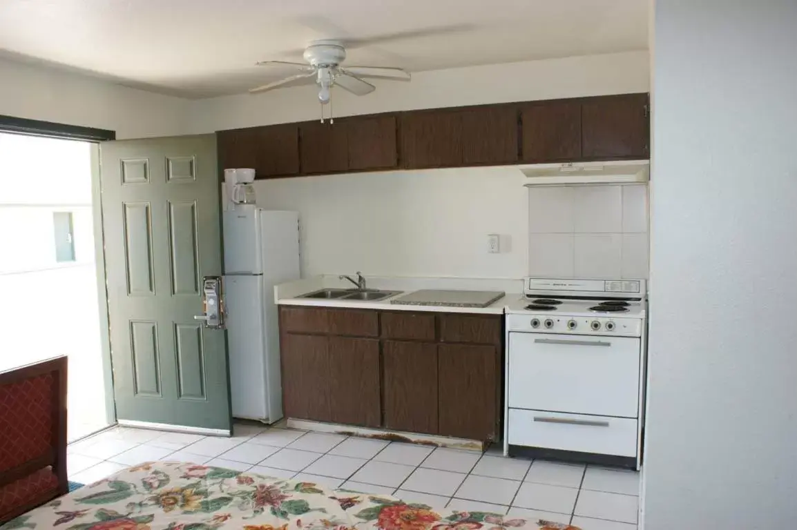 Kitchen/Kitchenette in HWY Express Inn and Suites
