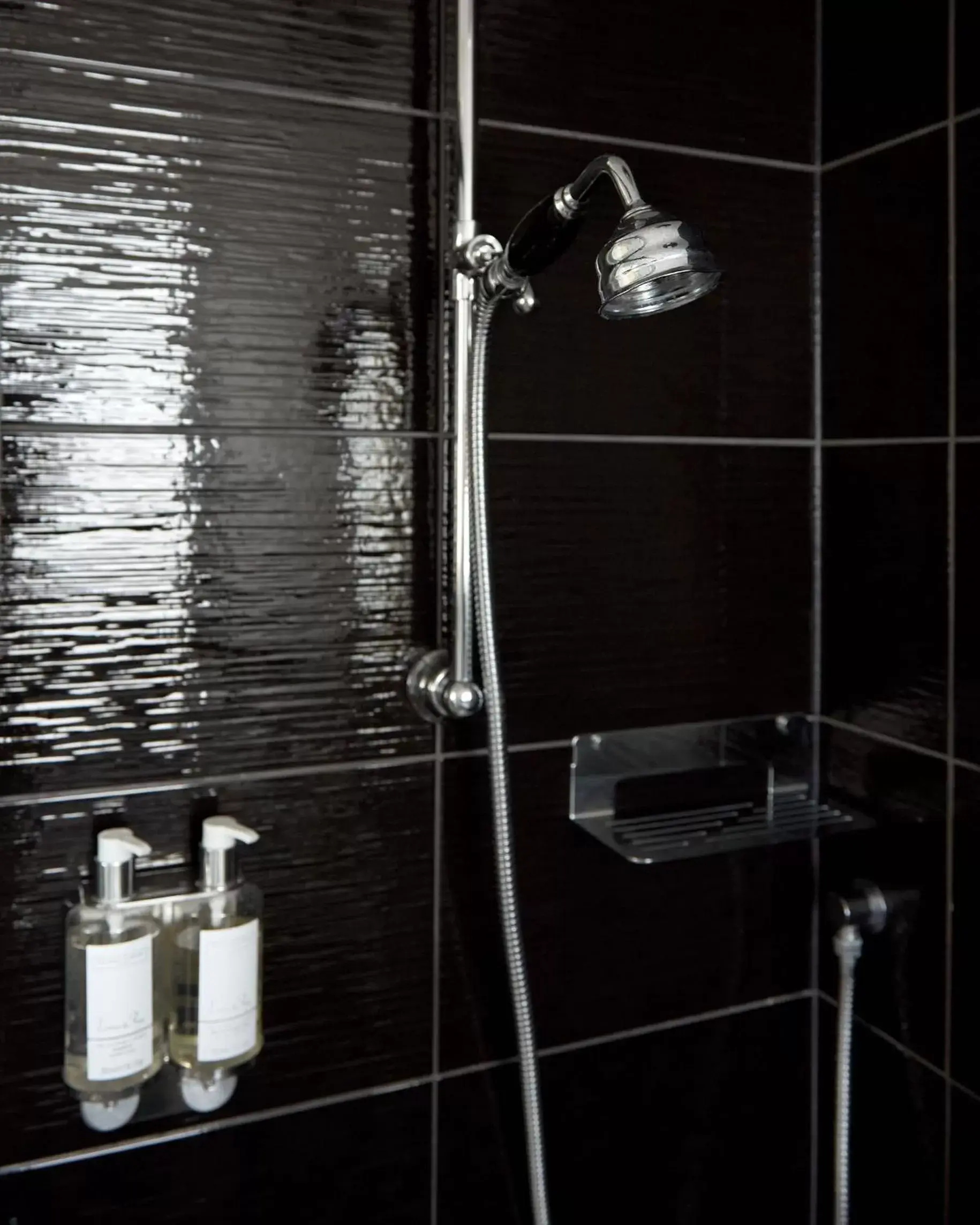 Bathroom in The Royal Adelaide Hotel