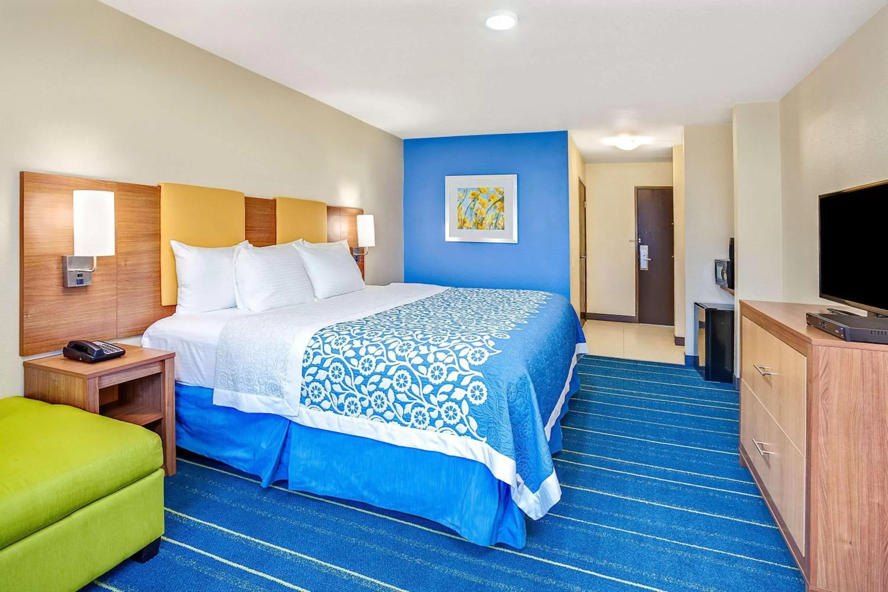 Photo of the whole room, Bed in Arya Inn & Suites