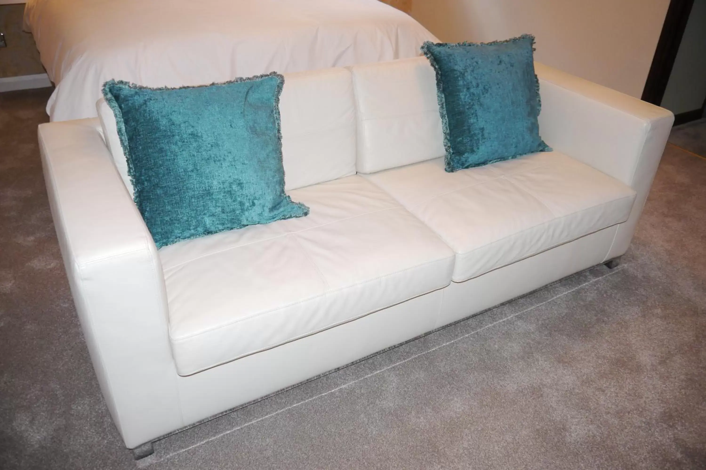 Seating area, Bed in Heathwood