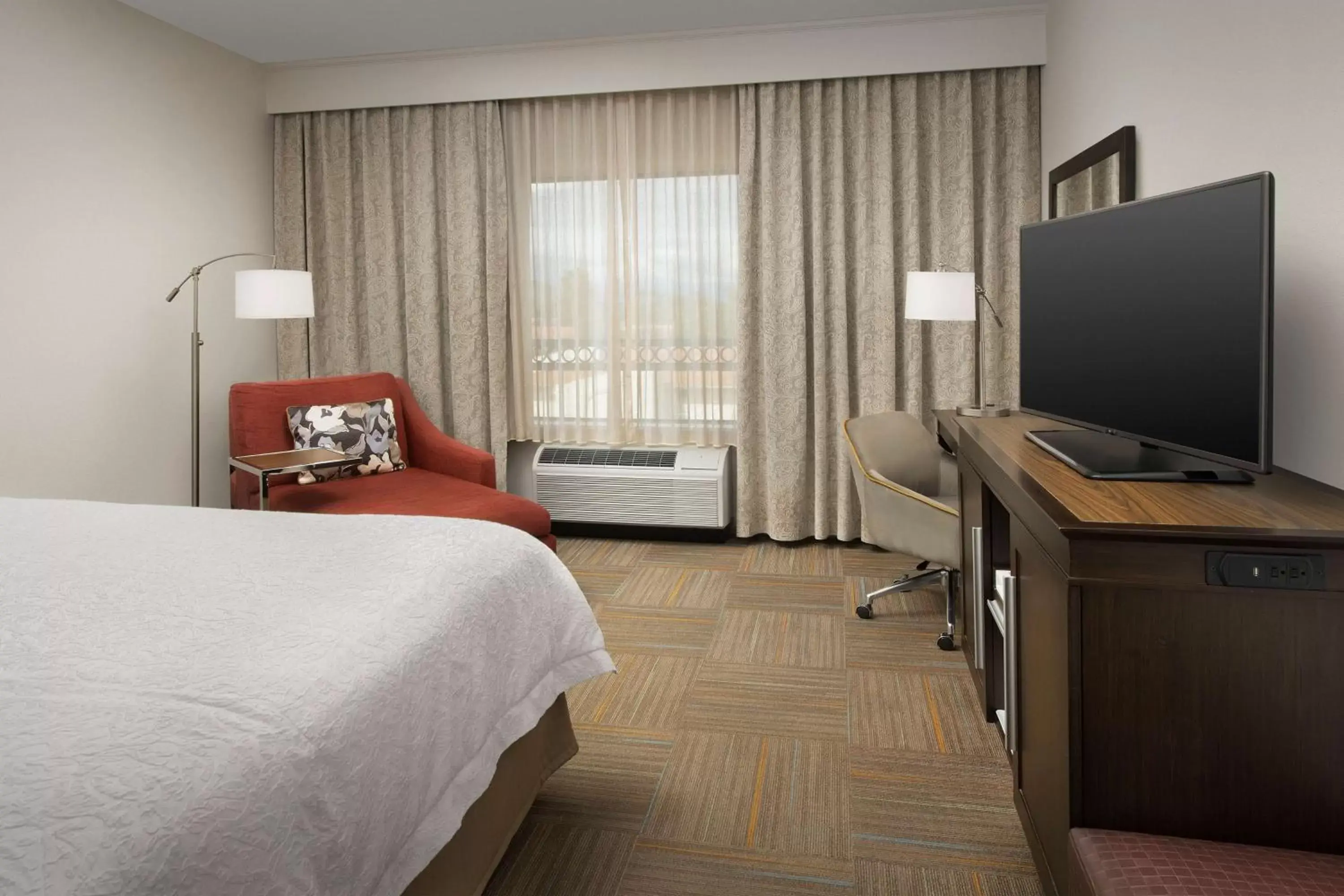 Bedroom, TV/Entertainment Center in Hampton Inn & Suites Phoenix/Tempe