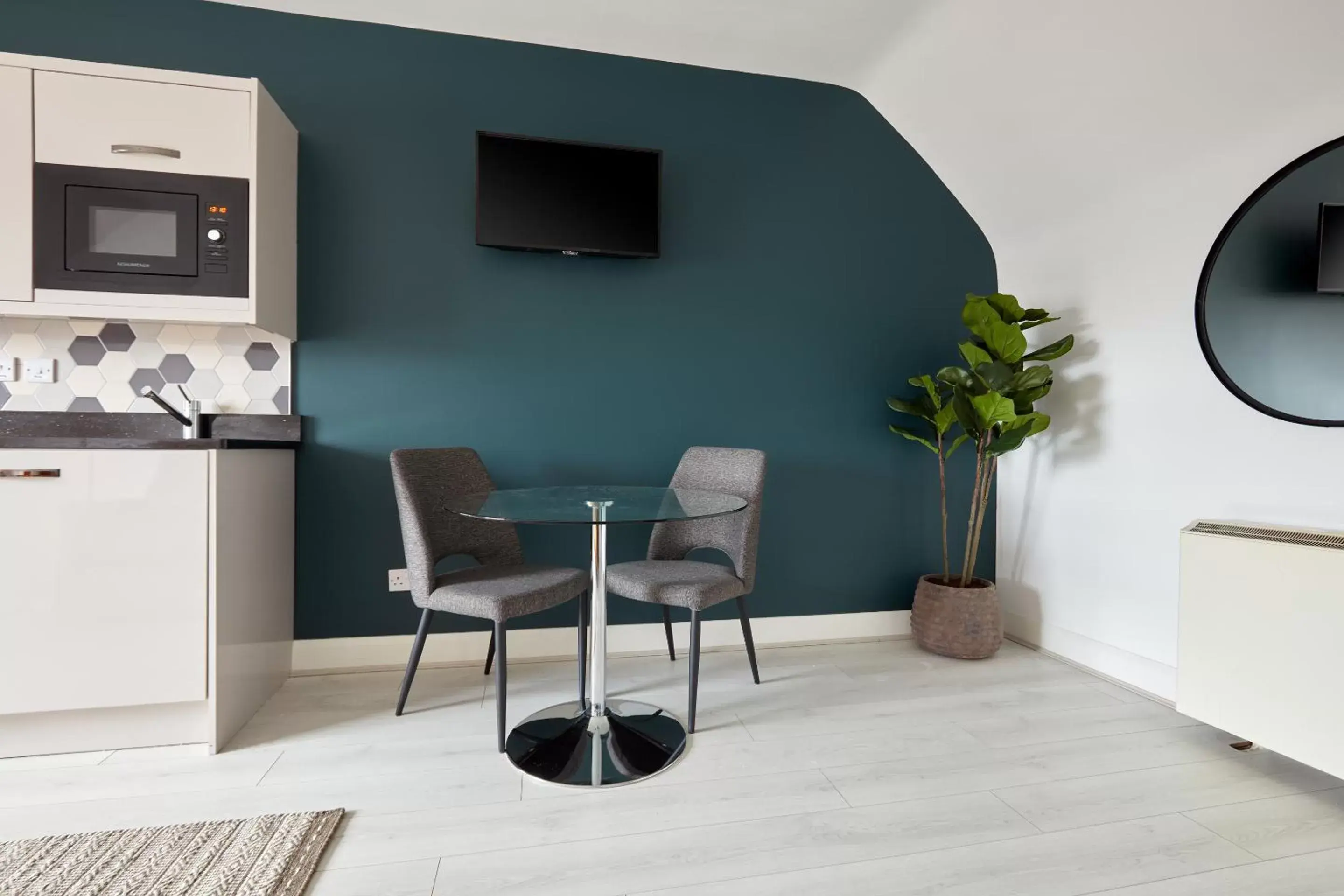 Dining area, TV/Entertainment Center in Sonder Mountjoy Square