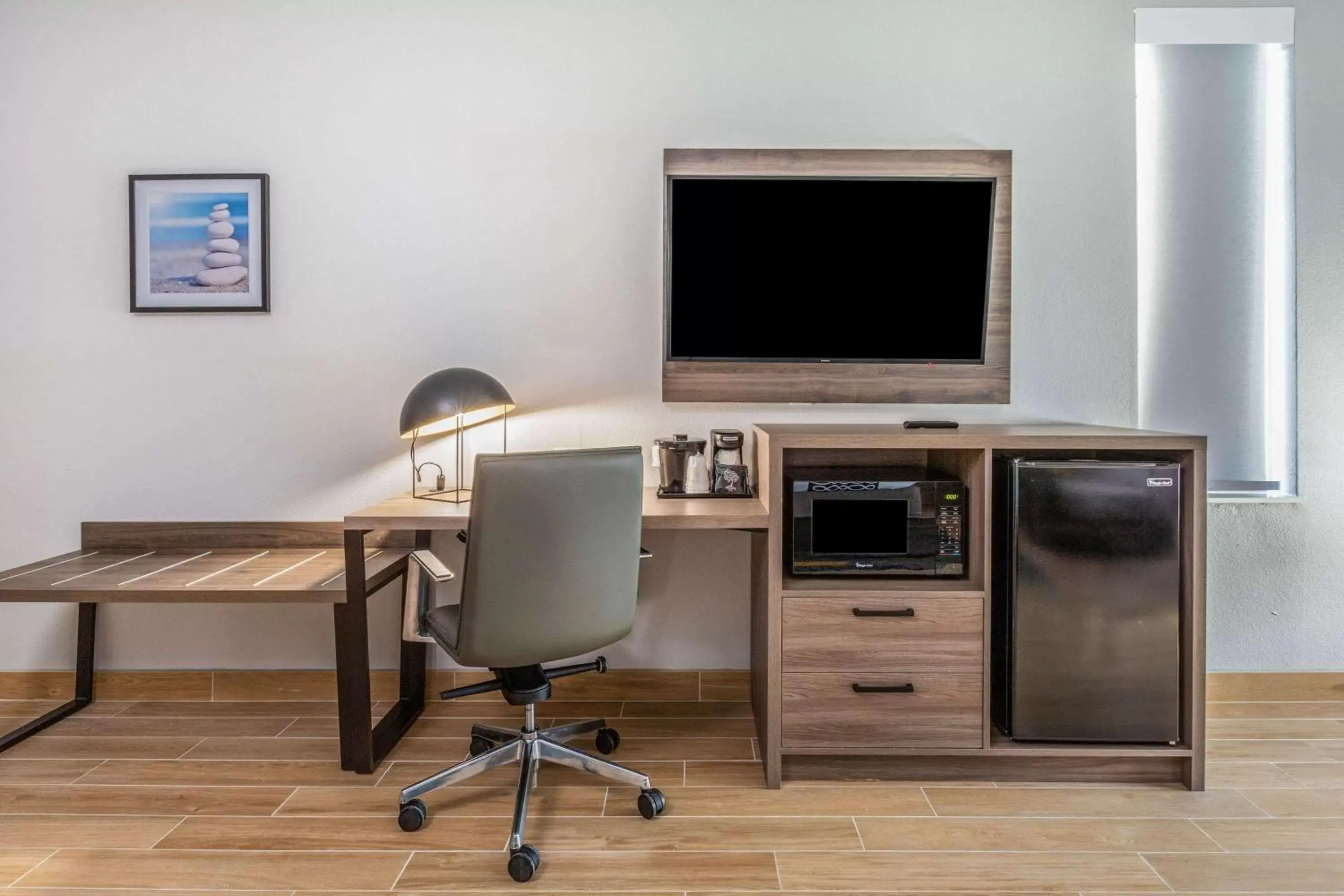 Photo of the whole room, TV/Entertainment Center in La Quinta Inn & Suites by Wyndham Galveston West Seawall