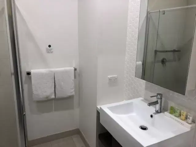 Bathroom in Whitehorse Apartments Hotel