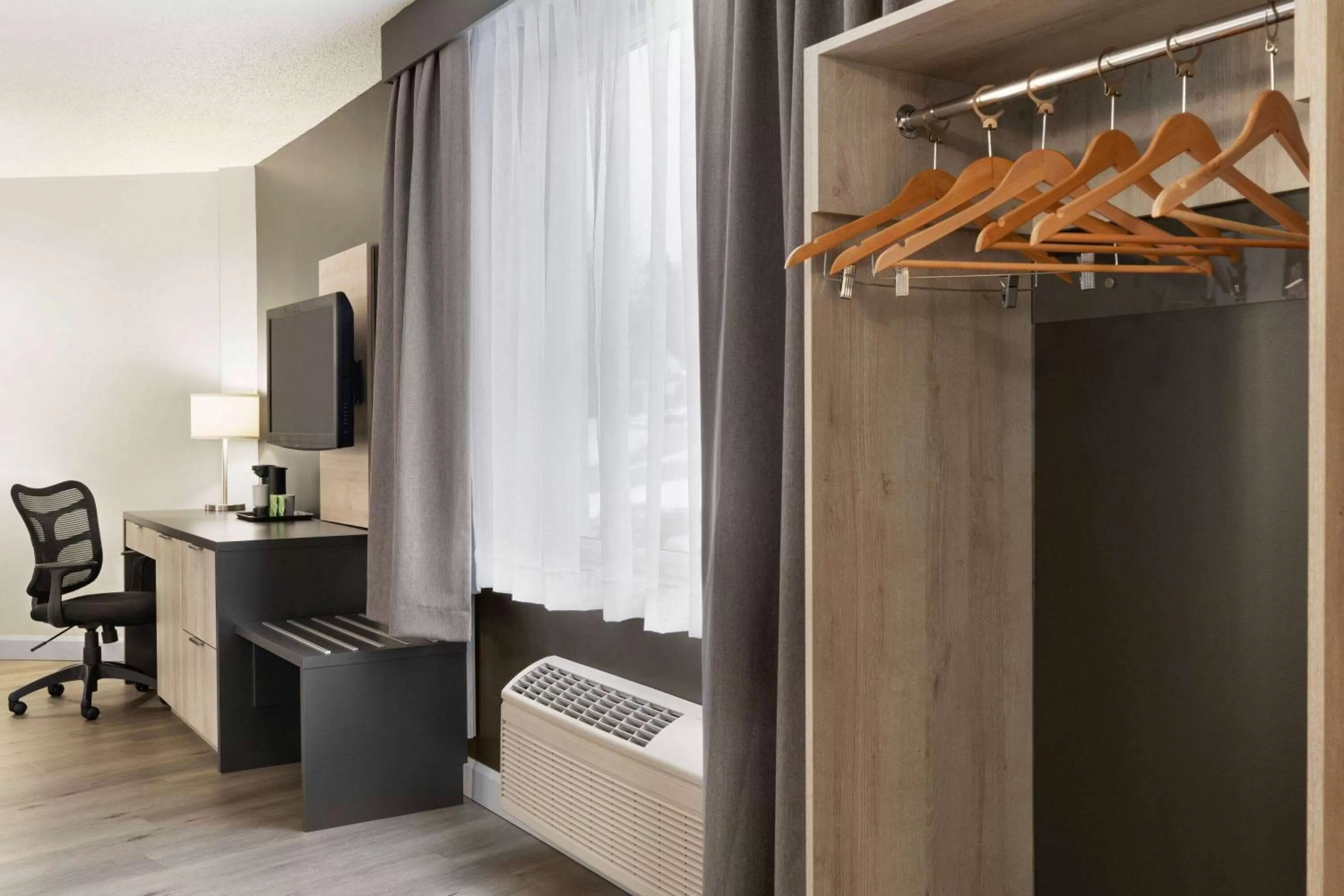 Photo of the whole room in Travelodge by Wyndham Alma