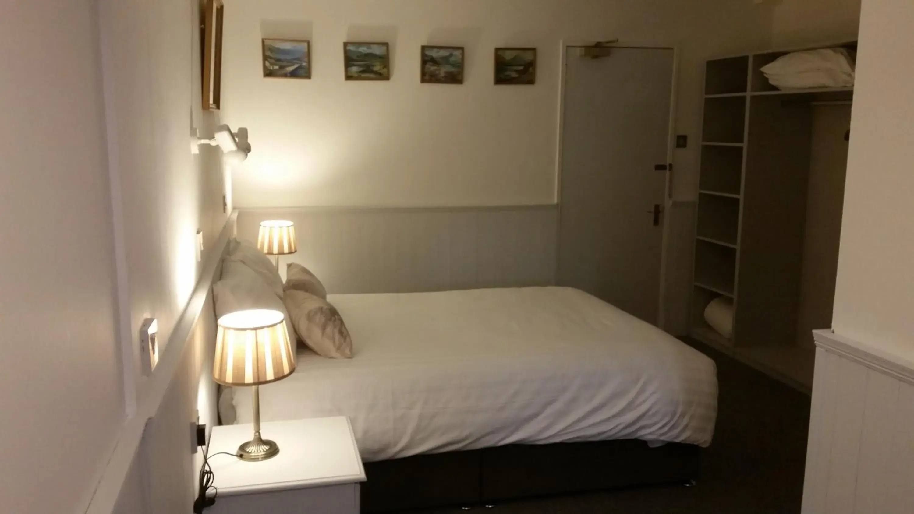 Bedroom, Bed in Halfway House Hotel