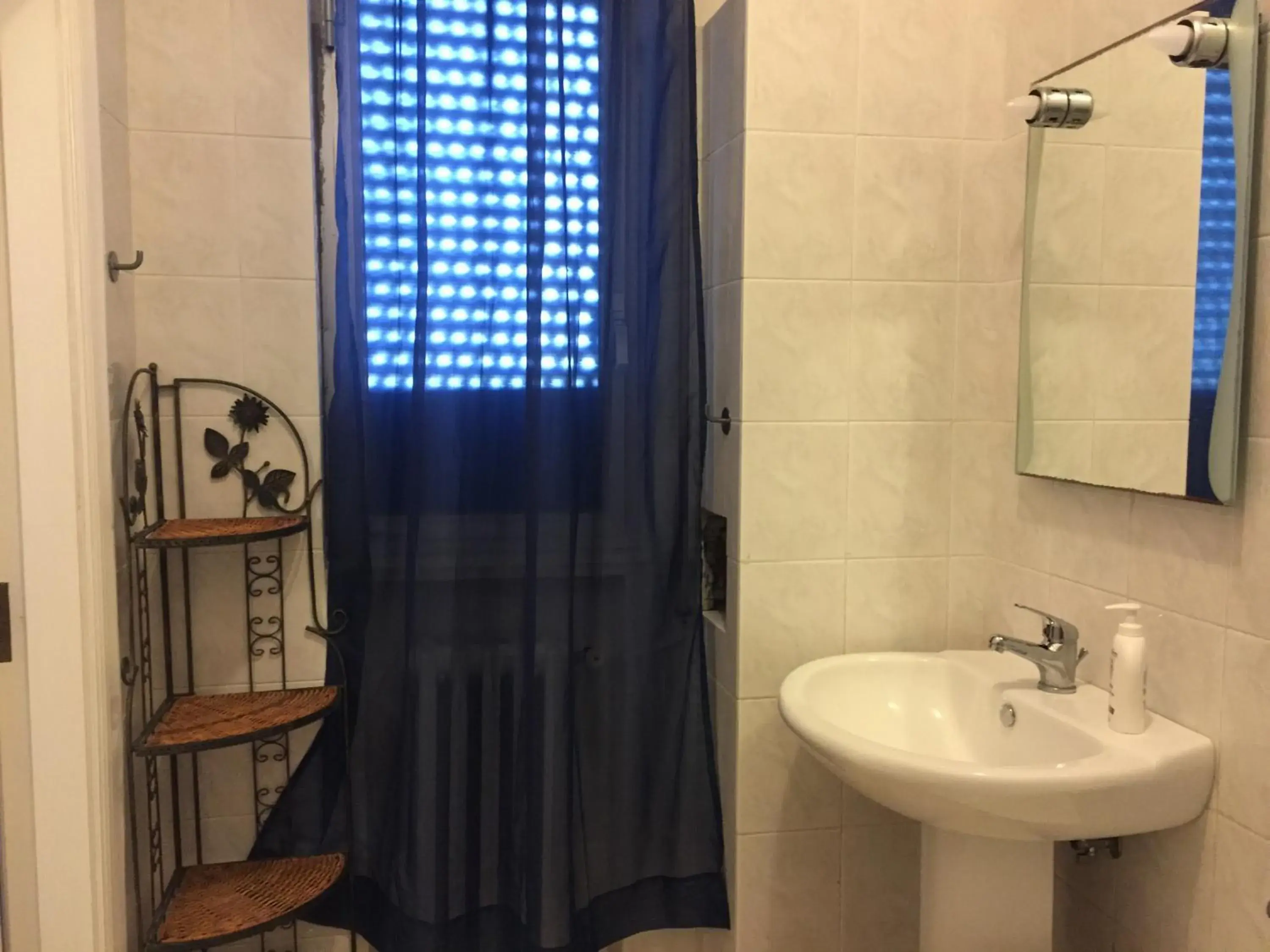 Bathroom in HB Albergo Lamanna