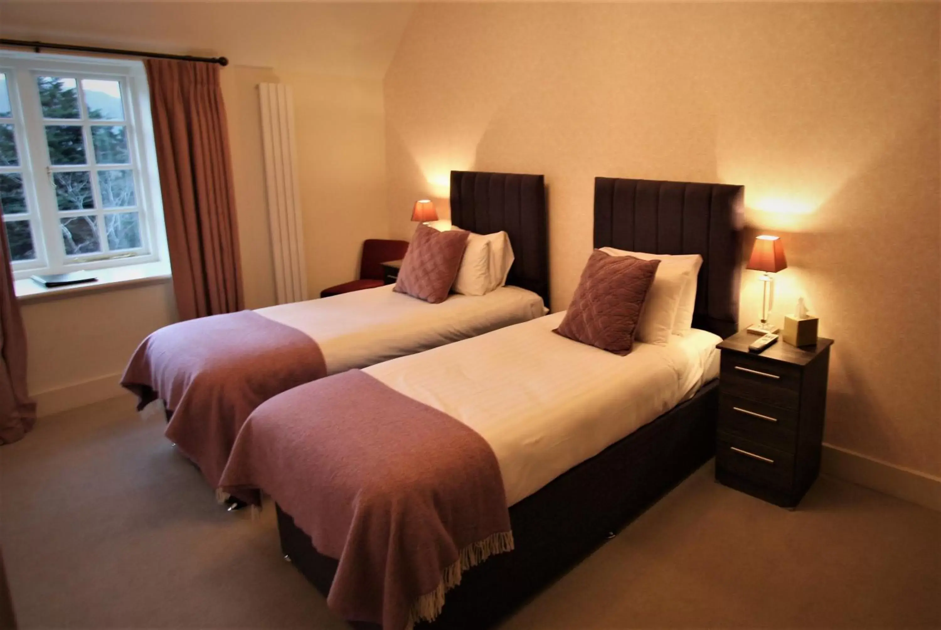 Bedroom, Bed in Ravenstone Manor