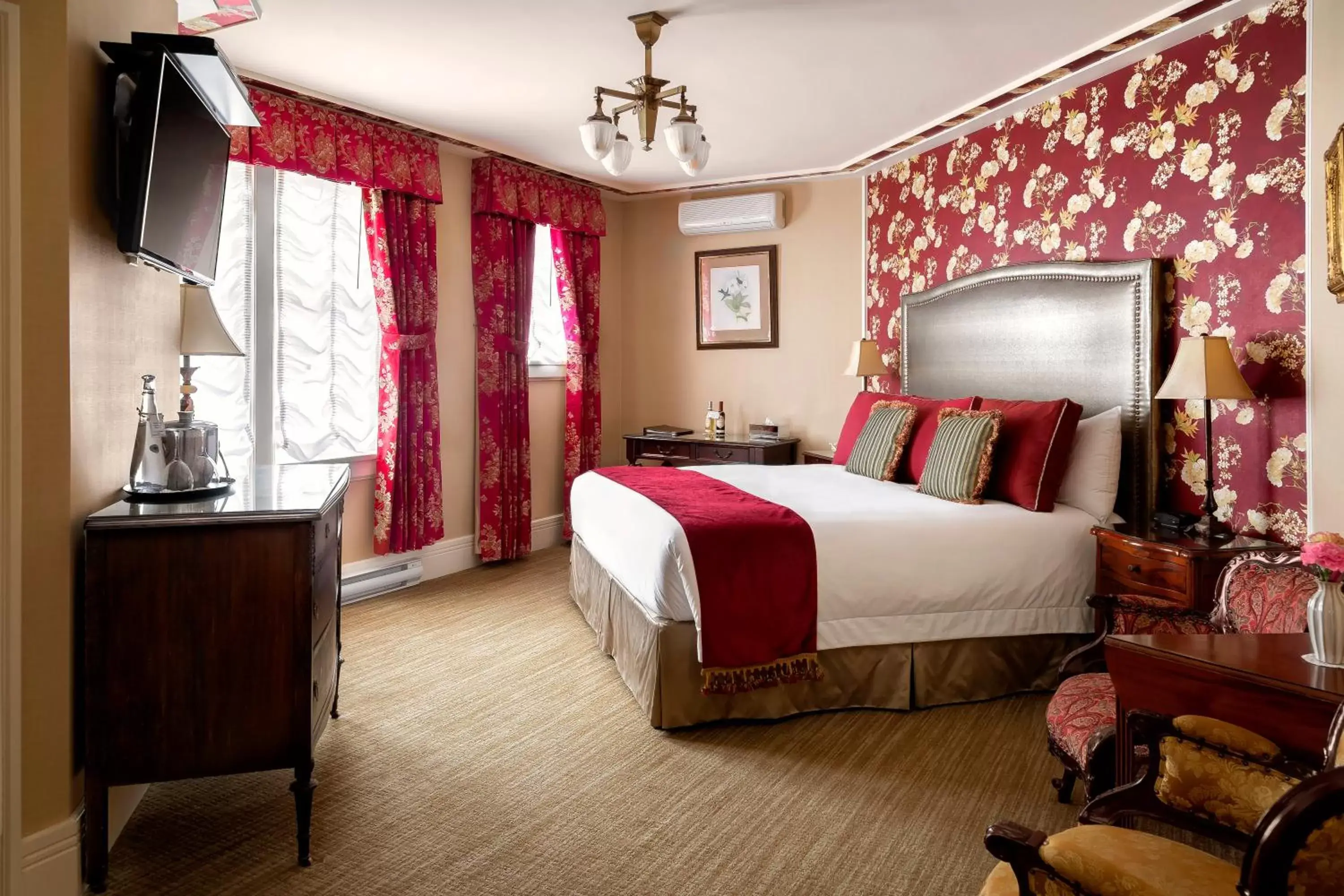 Photo of the whole room, Bed in Abigail's Hotel