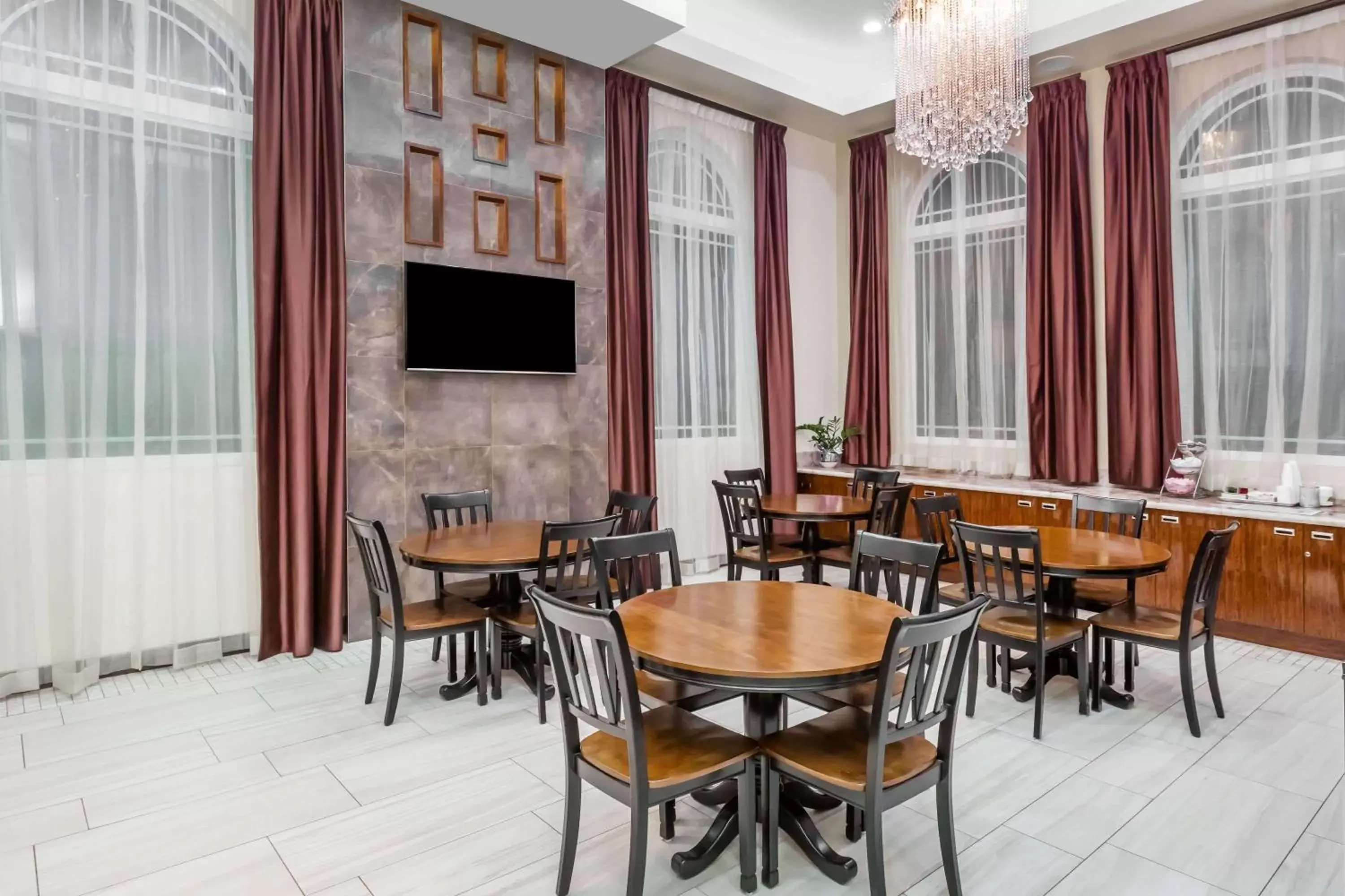Lobby or reception, Restaurant/Places to Eat in Travelodge Inn & Suites by Wyndham Bell Los Angeles Area