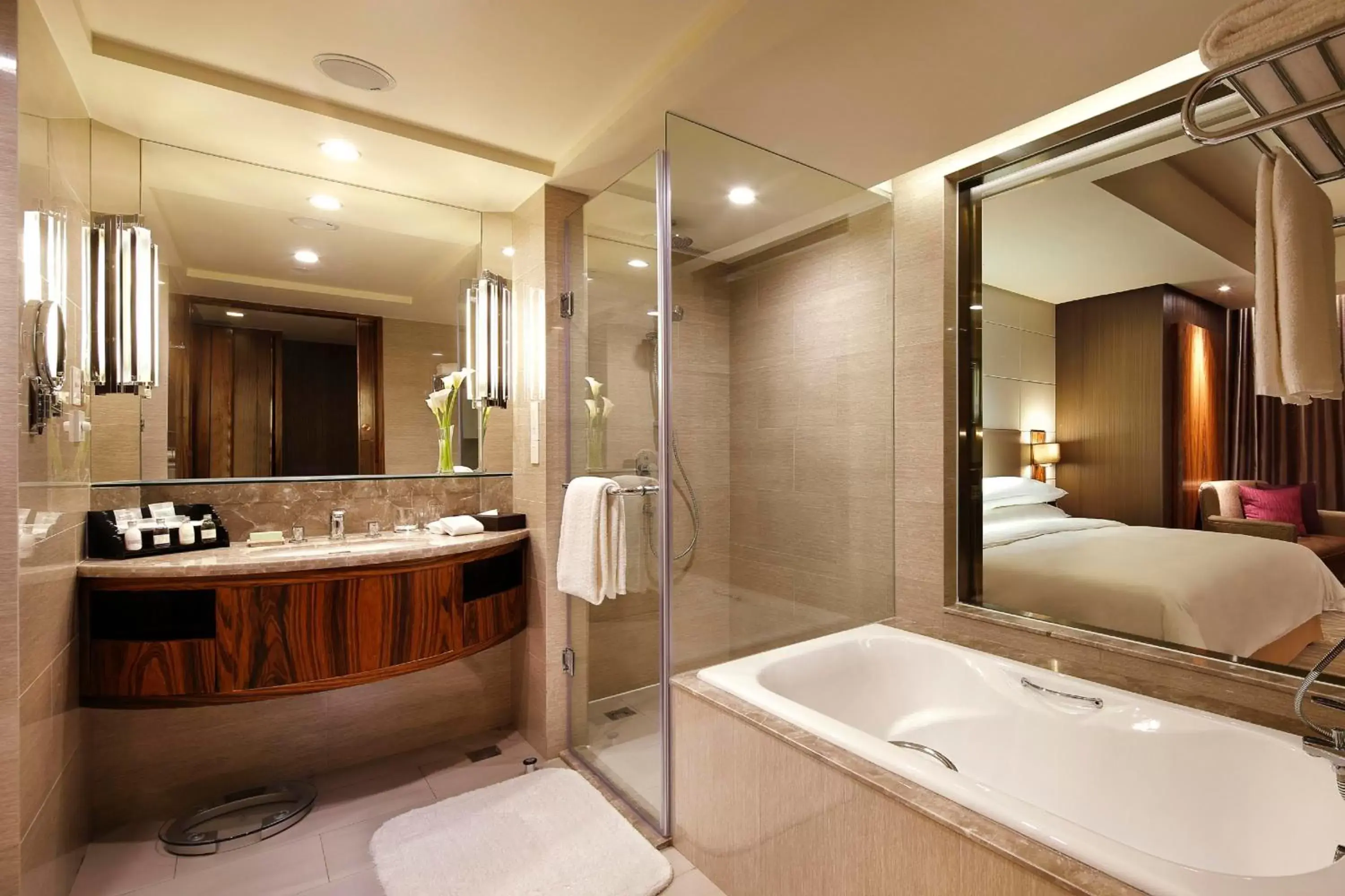 Shower, Bathroom in Crowne Plaza Kunming City Centre, an IHG Hotel