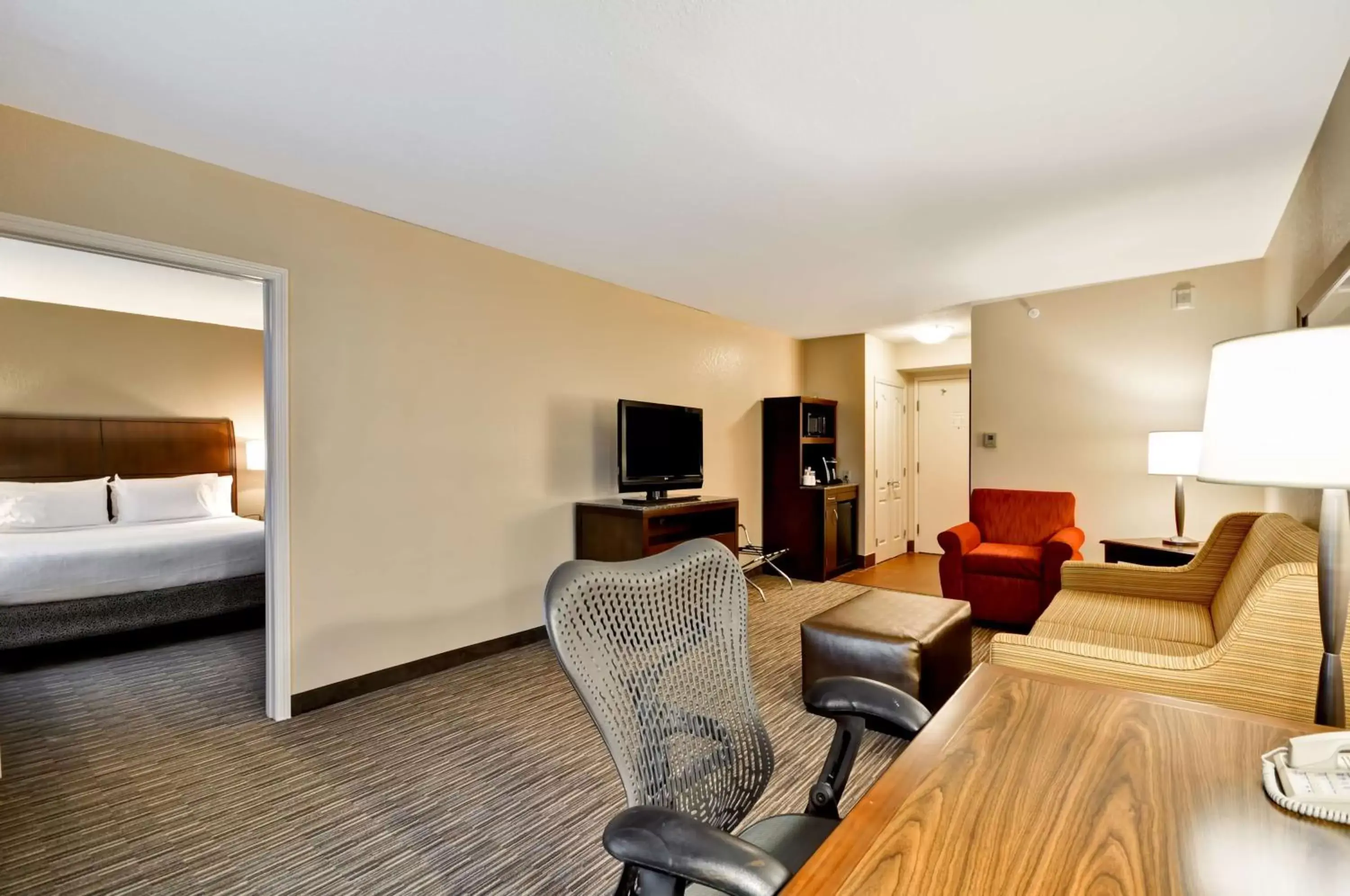 Bed, Seating Area in Hilton Garden Inn Tampa North