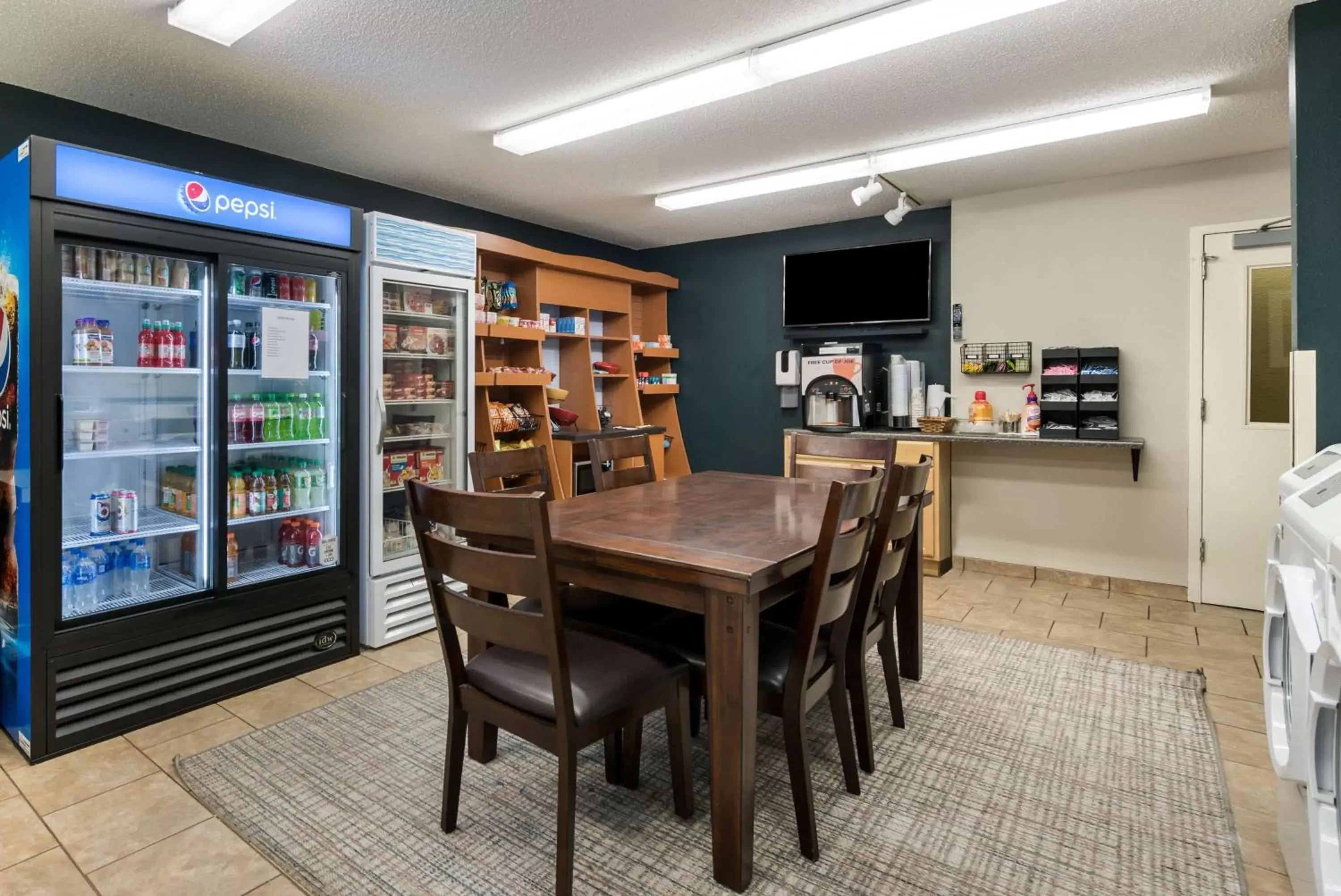 Food and drinks in Sonesta Simply Suites Hampton Food and drinks in Sonesta Simply Suites Hampton