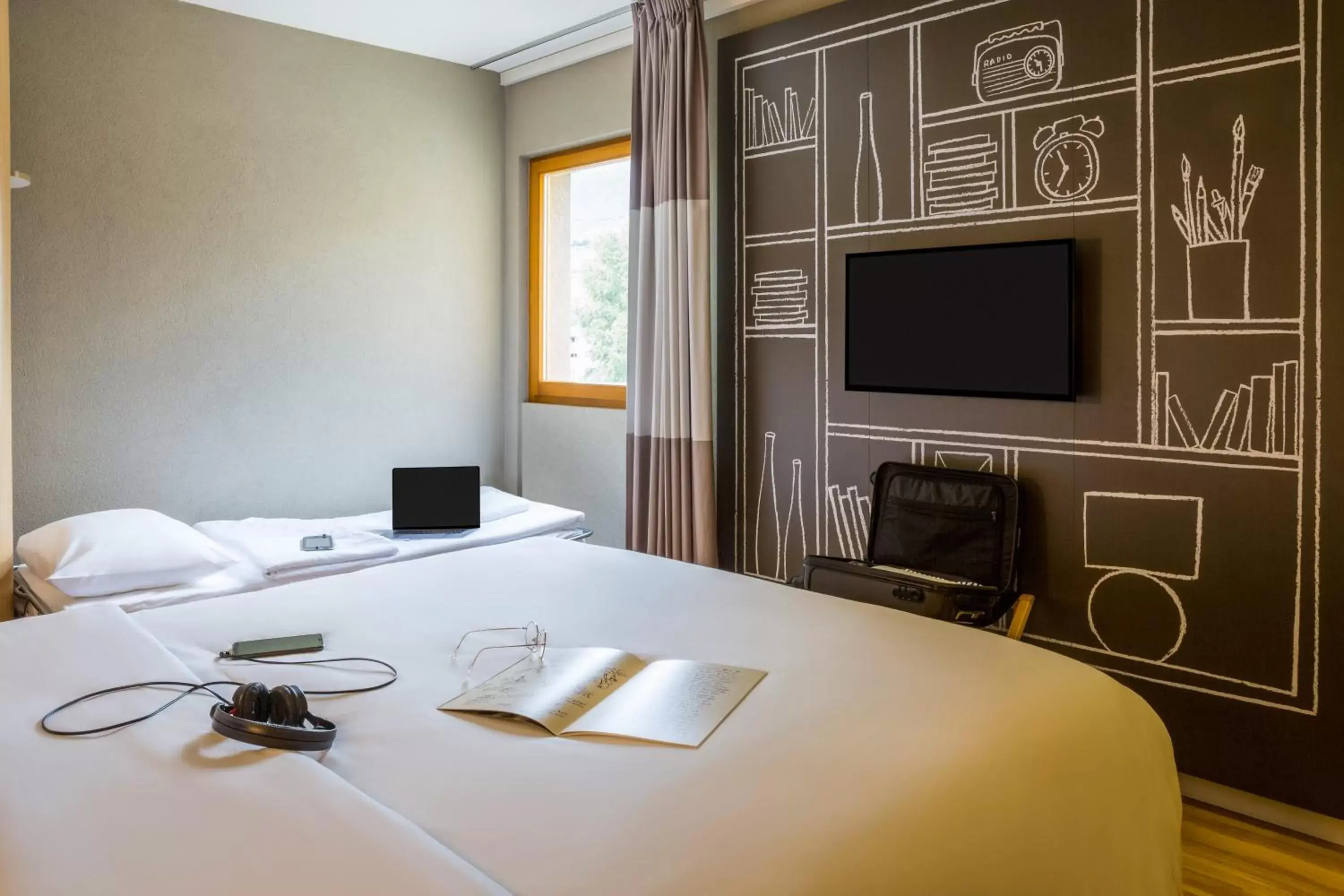 TV and multimedia, TV/Entertainment Center in Ibis Sion