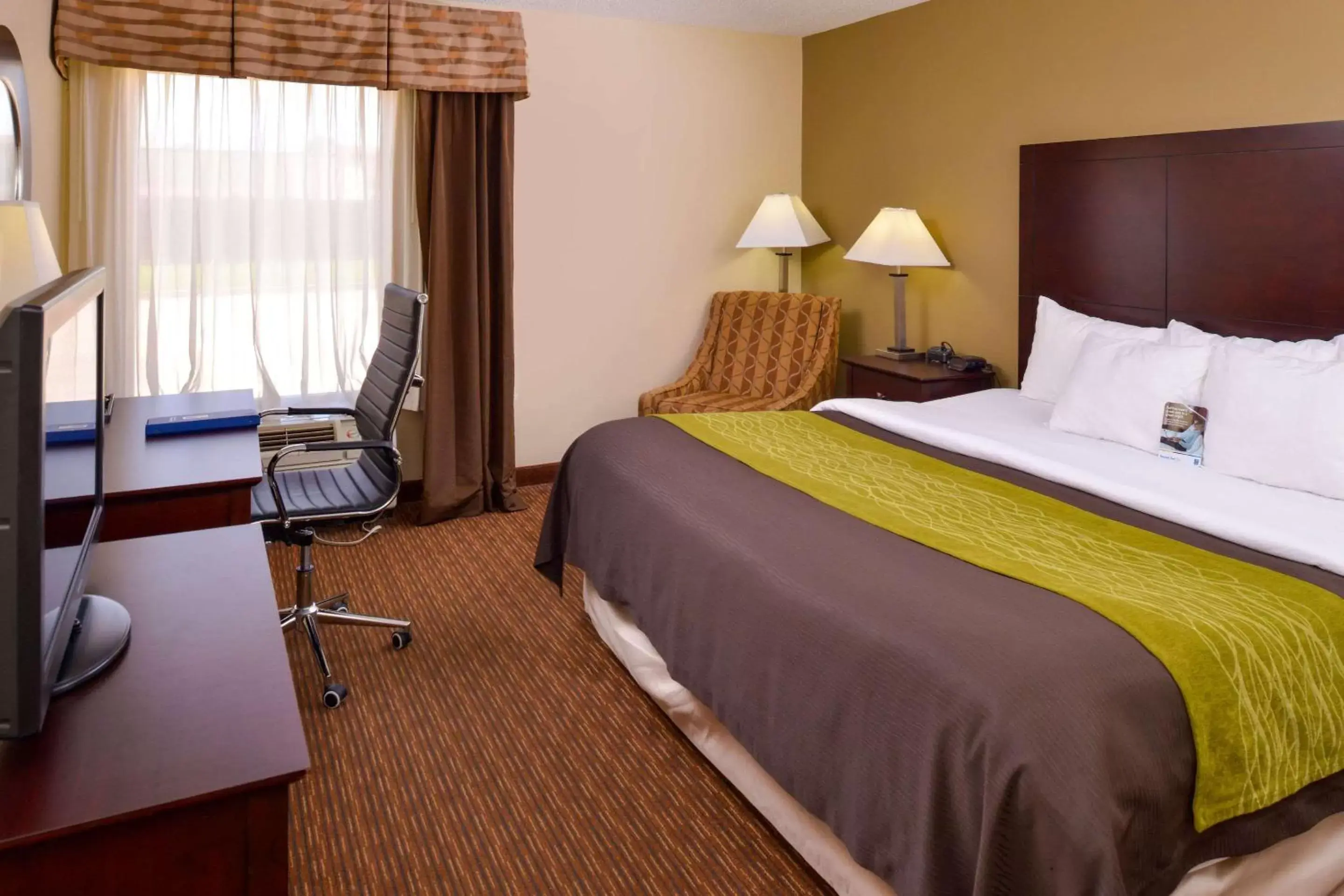 Photo of the whole room, Bed in Comfort Inn and Suites Joplin