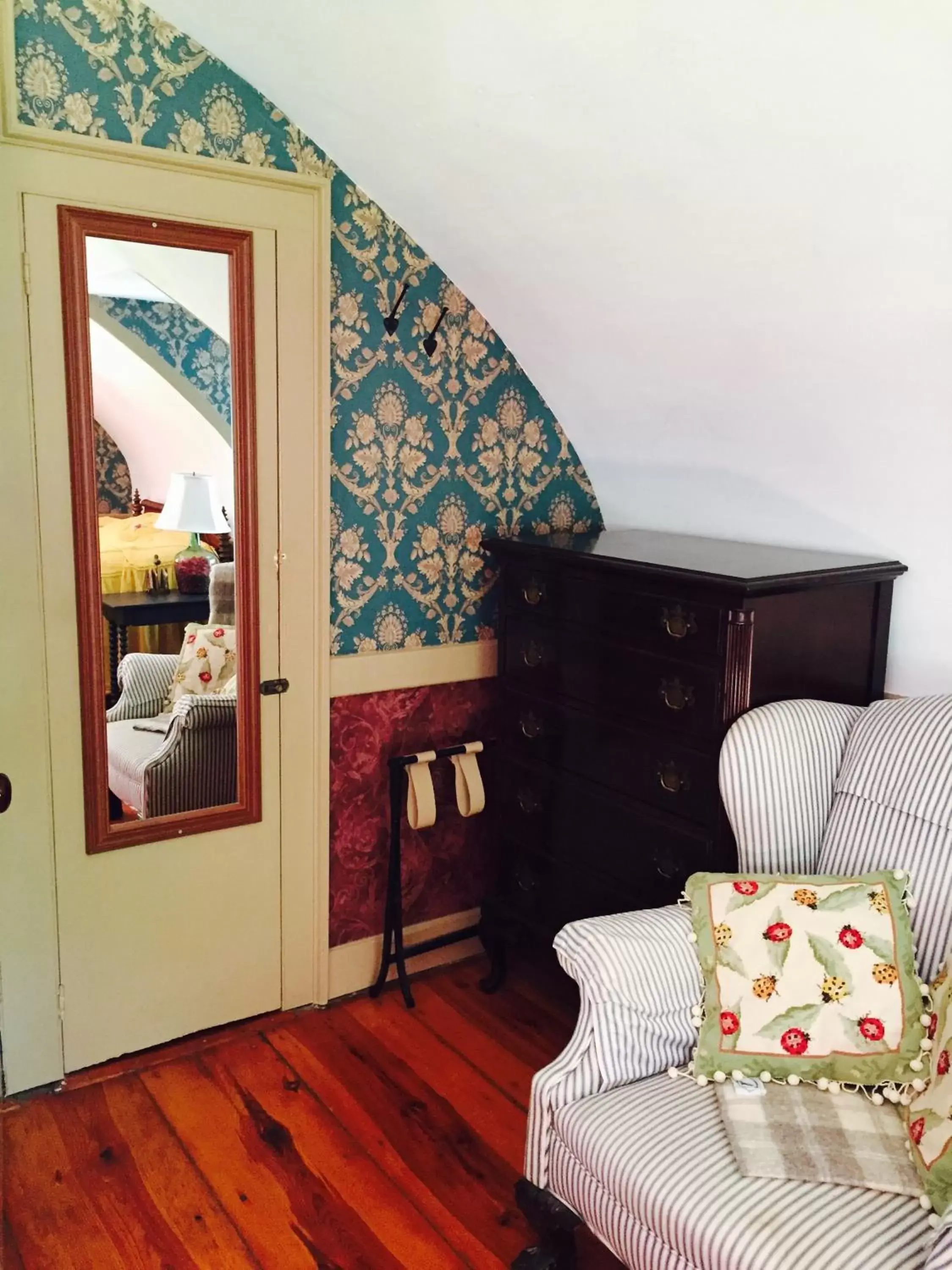 Bedroom, Seating Area in Innkeeper's Place B&B