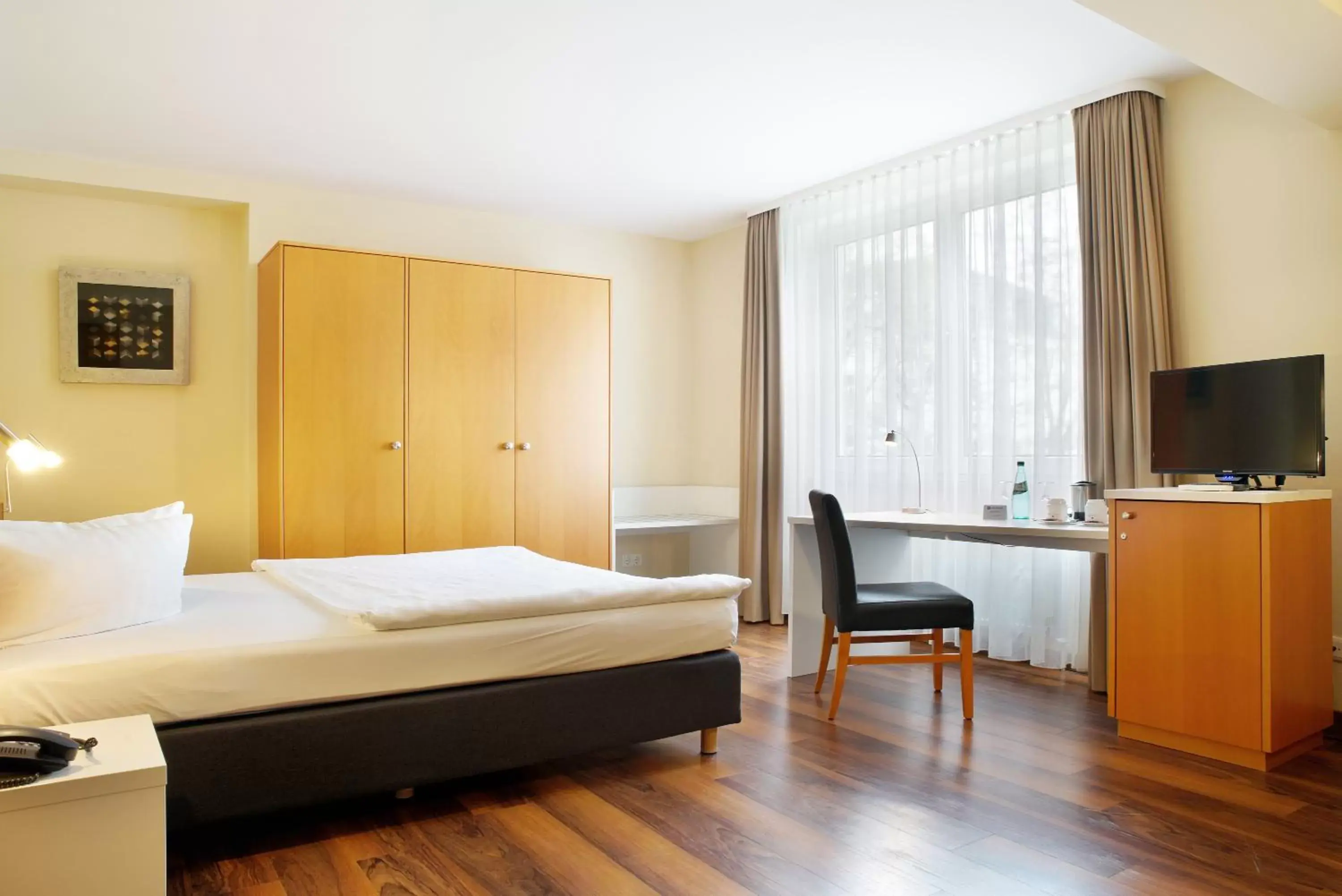 Photo of the whole room, Bed in Best Western Macrander Hotel Dresden