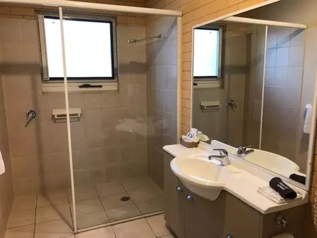 Bathroom in Albury Georgian Motel & Suites