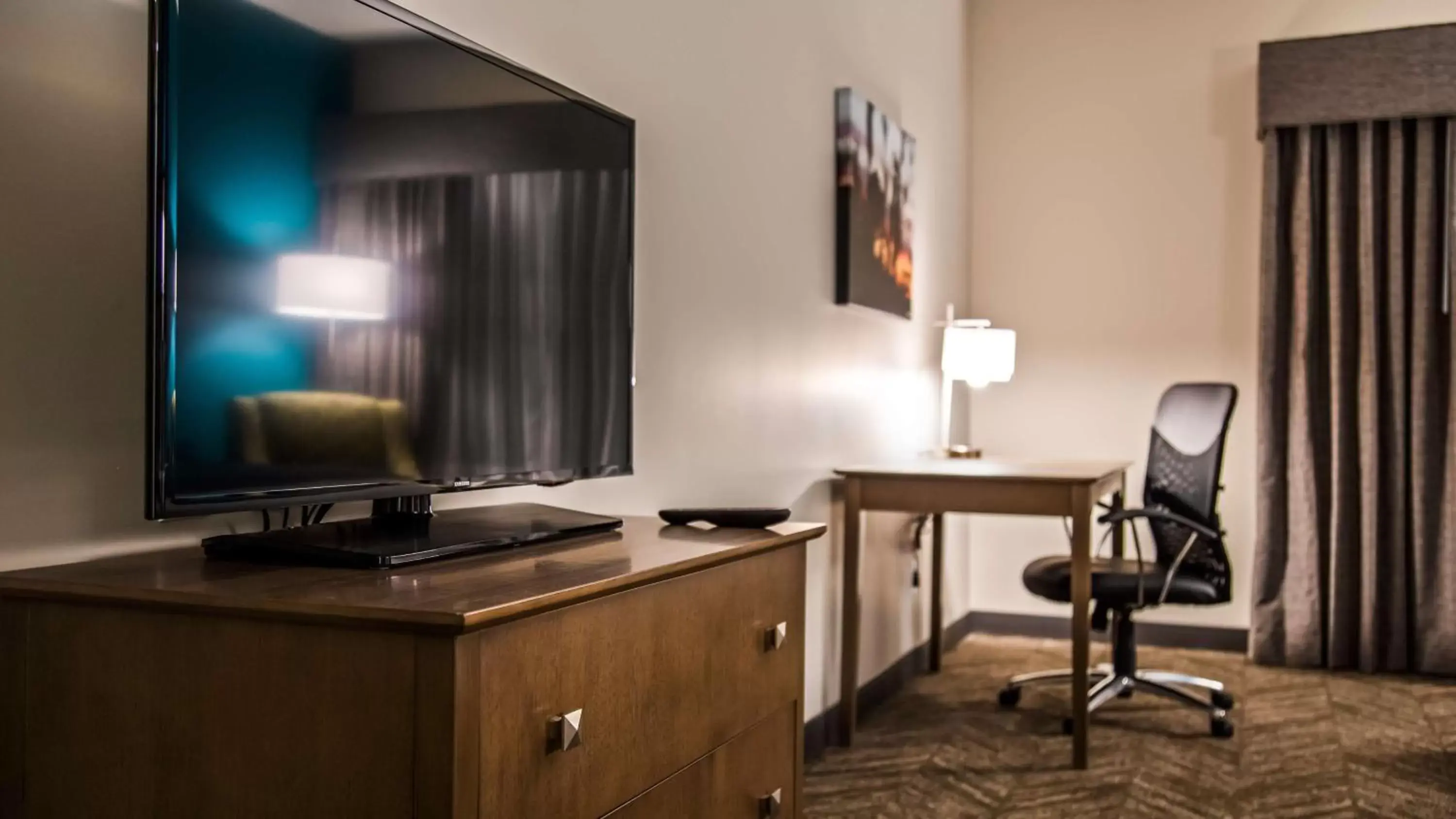 TV and multimedia, TV/Entertainment Center in Best Western Plus Bolivar Hotel & Suites