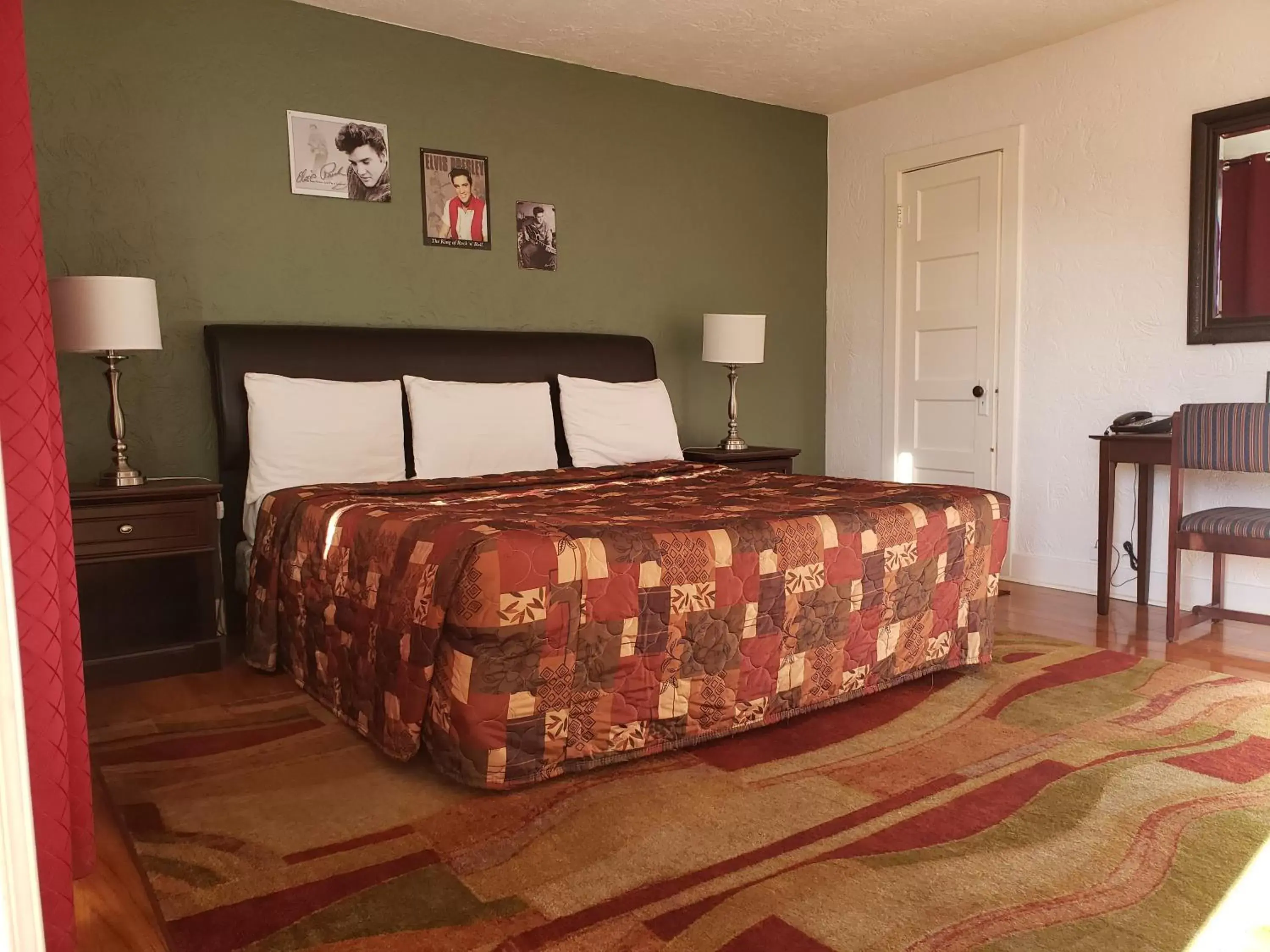 Bed in Deluxe Inn