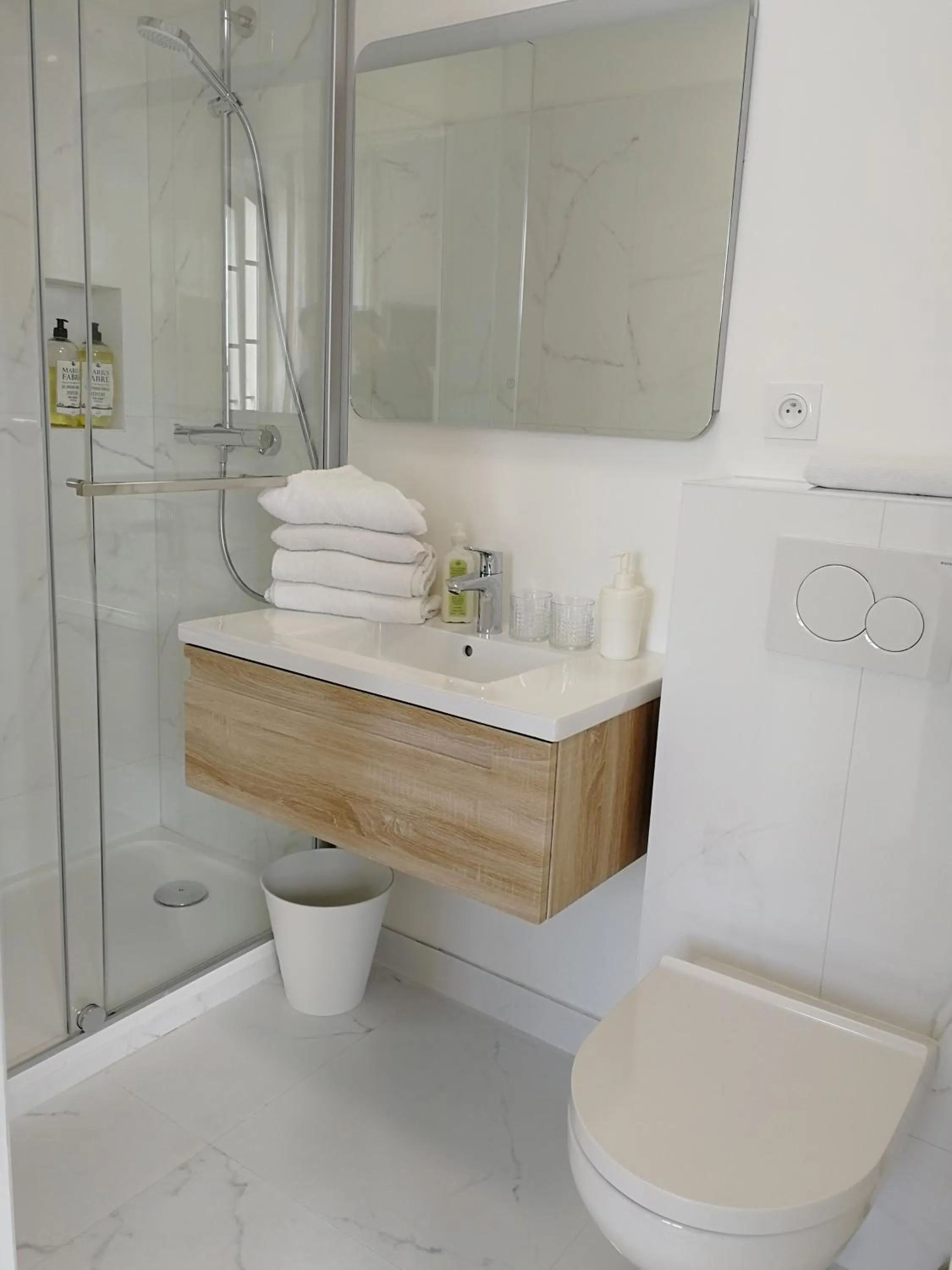 Shower in Hotel Belle-Vue Vieux-Port