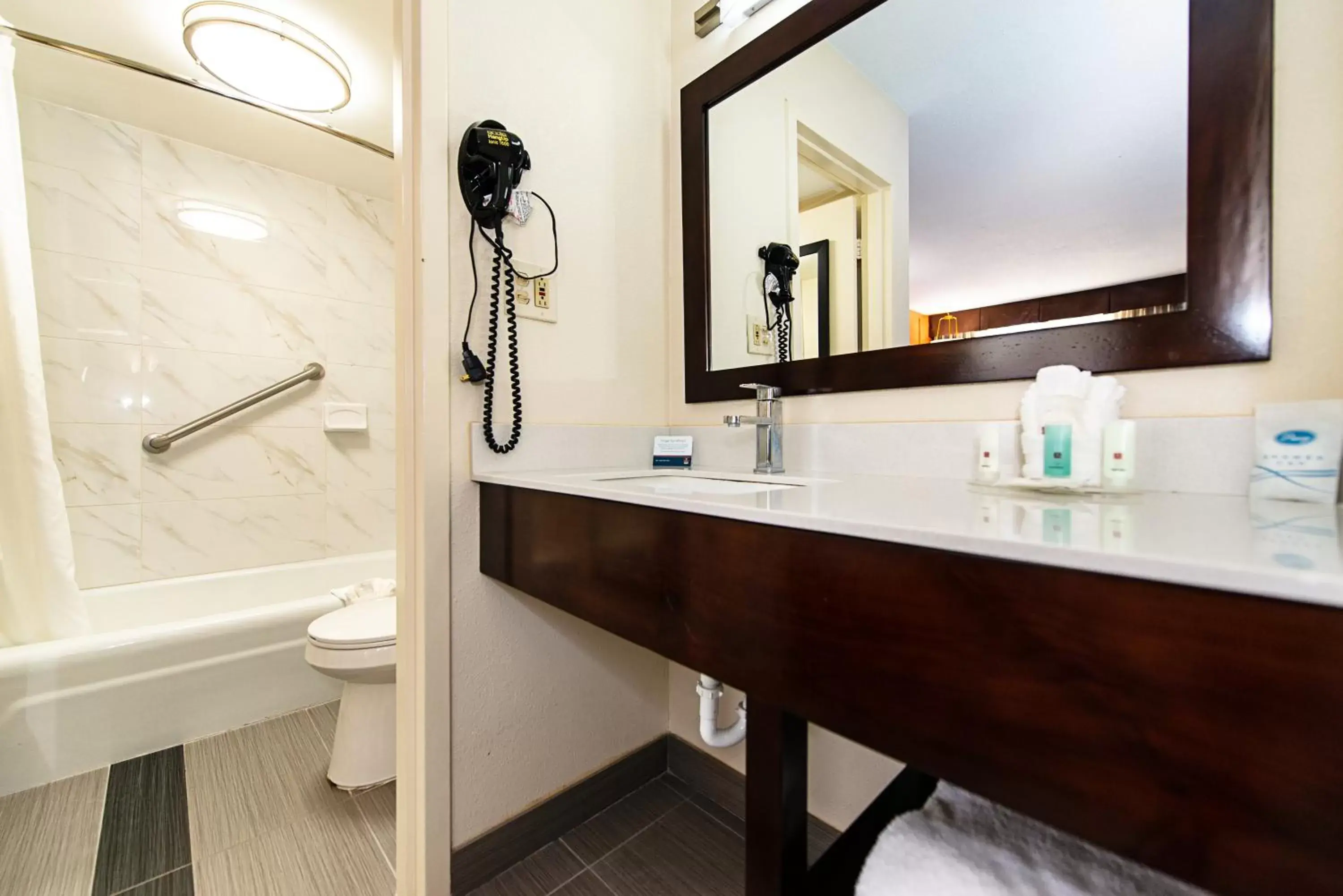Bathroom in New Hope Inn & Suites