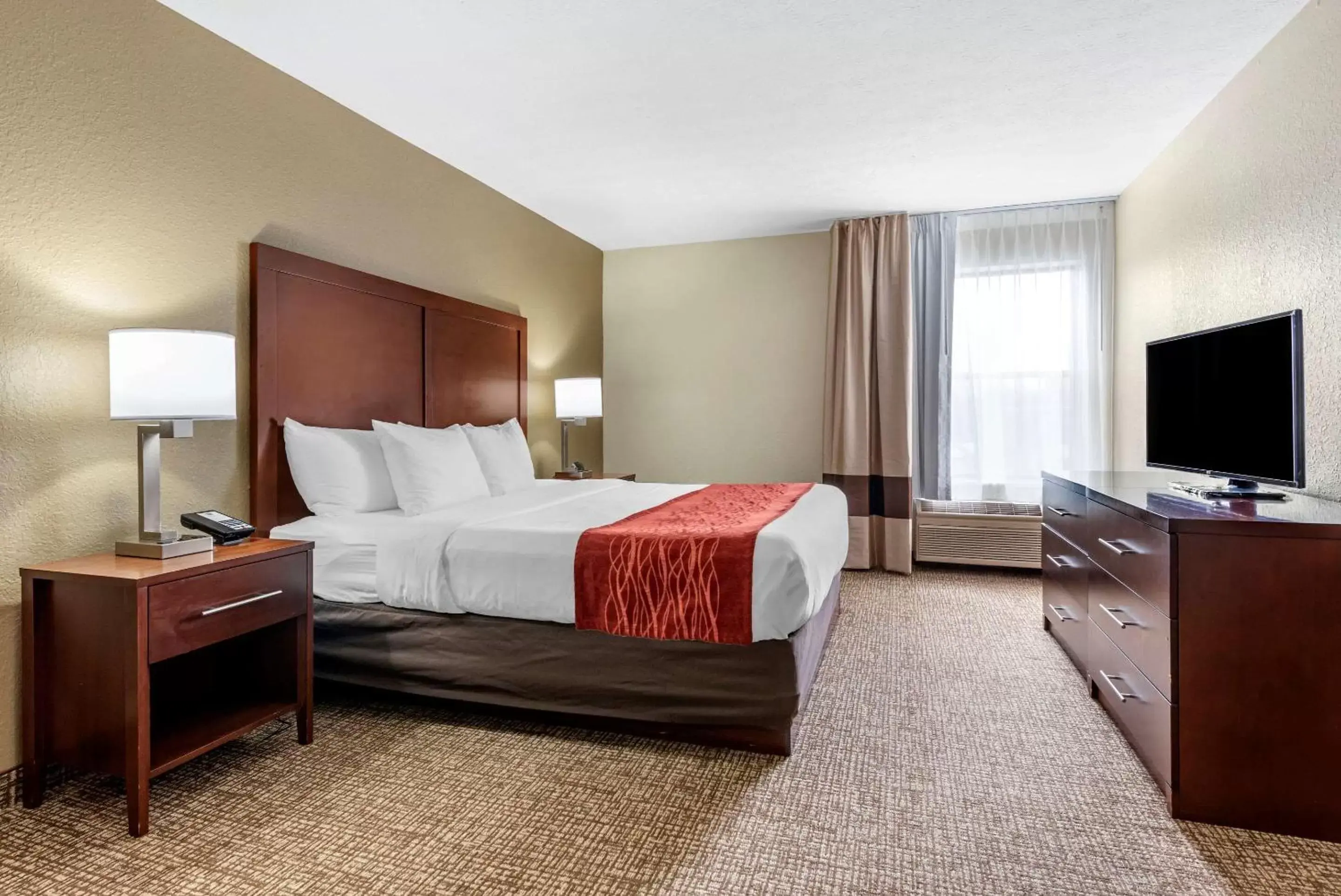 Bedroom, Bed in Comfort Inn & Suites Cincinnati Eastgate