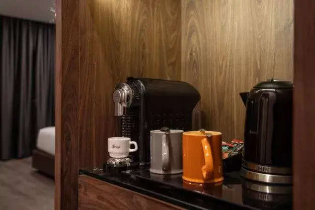 Coffee/tea facilities in Manhattan Hotel Bangkok