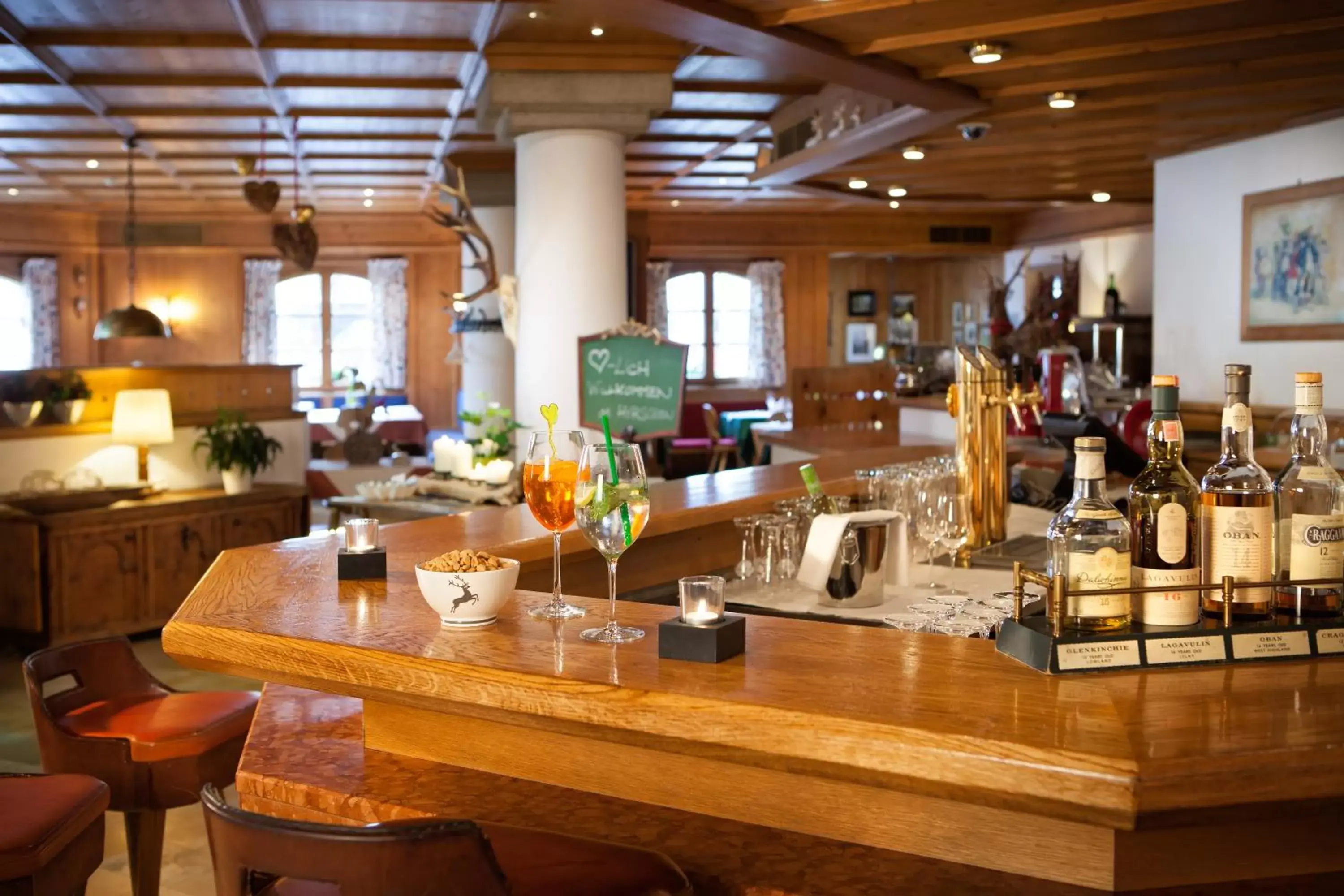 Lounge or bar, Restaurant/Places to Eat in Hotel zum Hirschen