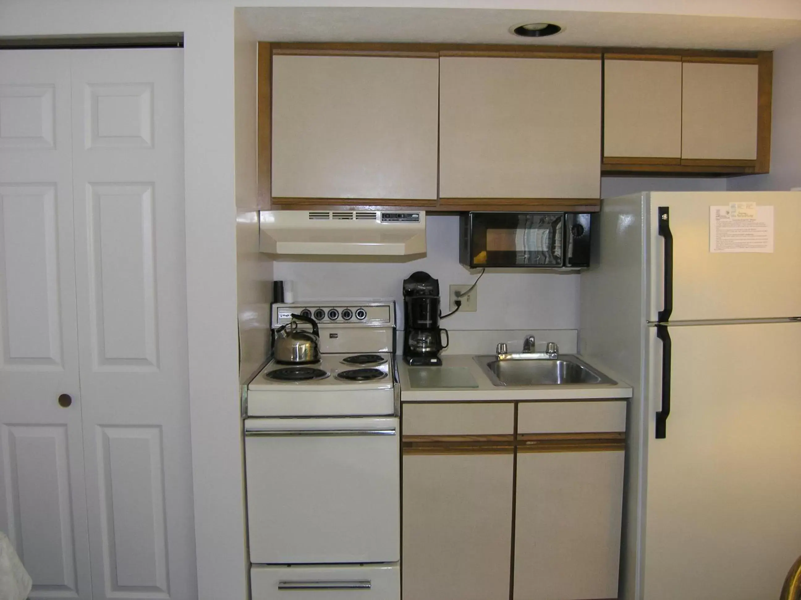 Kitchen or kitchenette, Kitchen/Kitchenette in Traverse Bay Inn