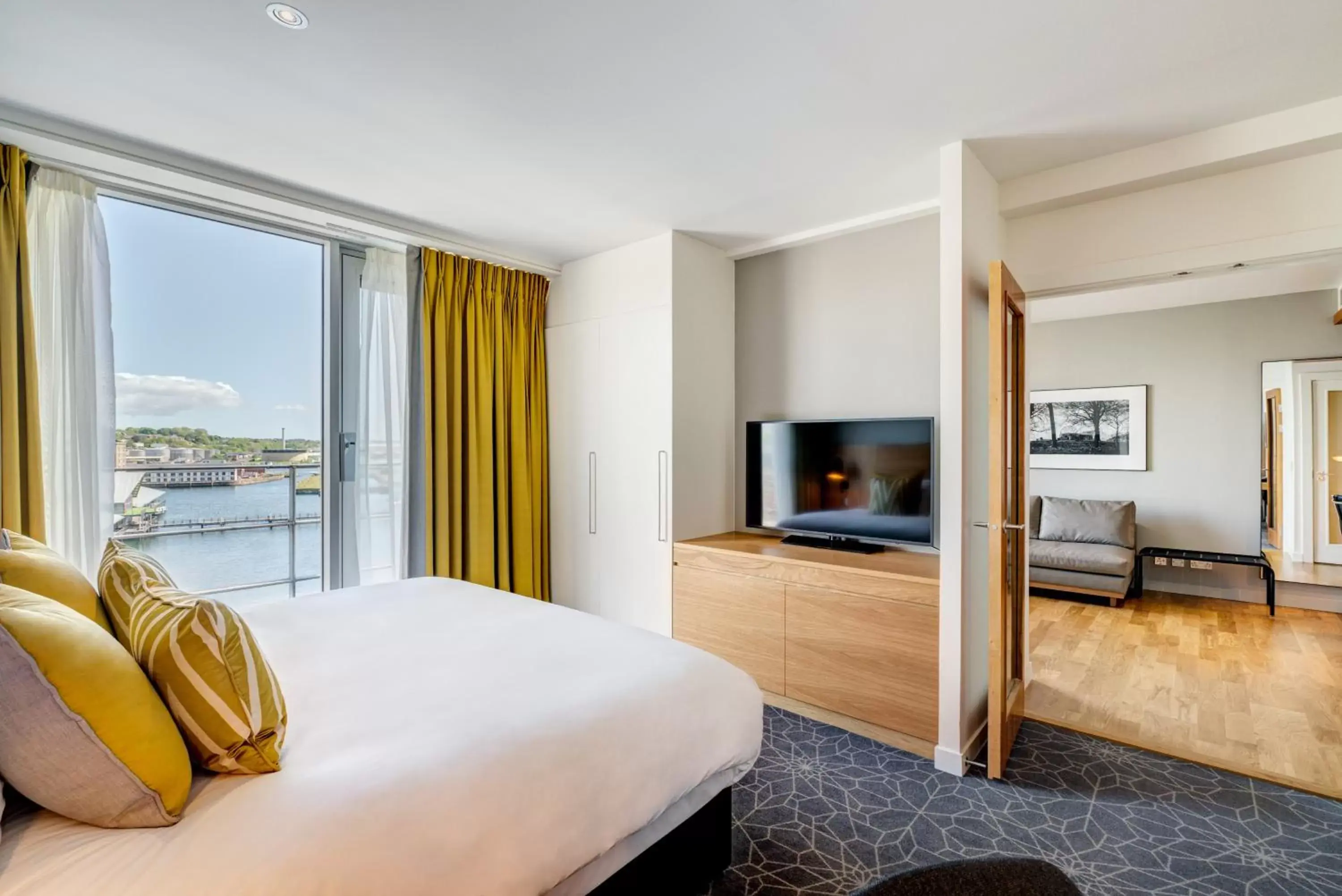 Bed, TV/Entertainment Center in Apex City Quay Hotel & Spa