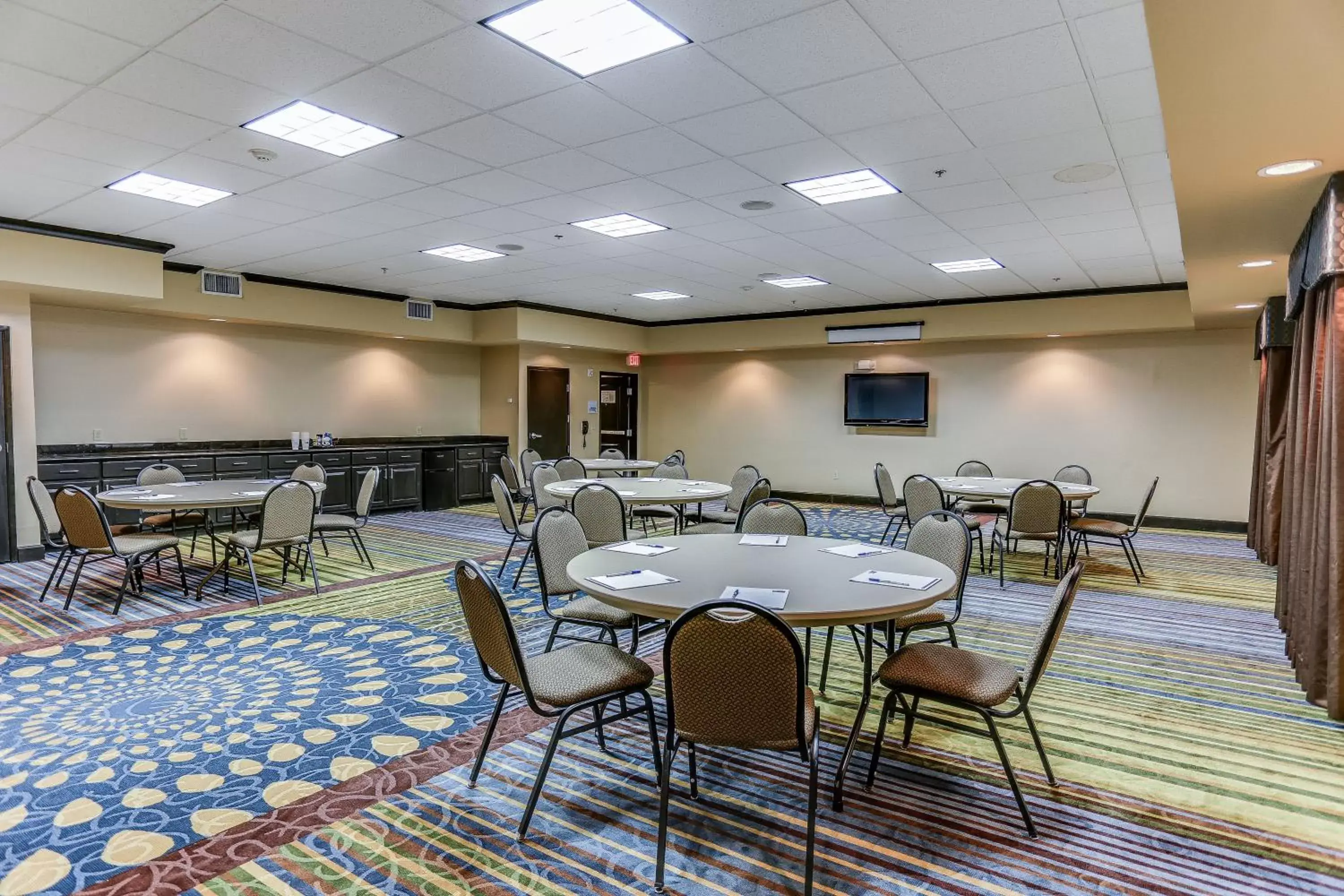 Meeting/conference room in Holiday Inn Express Hotel & Suites Huntsville, an IHG Hotel