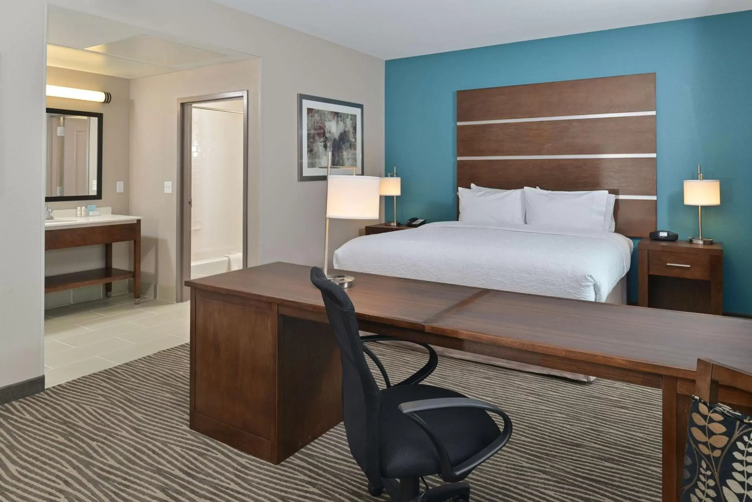 Bedroom, Bed in Hampton Inn & Suites Des Moines Downtown