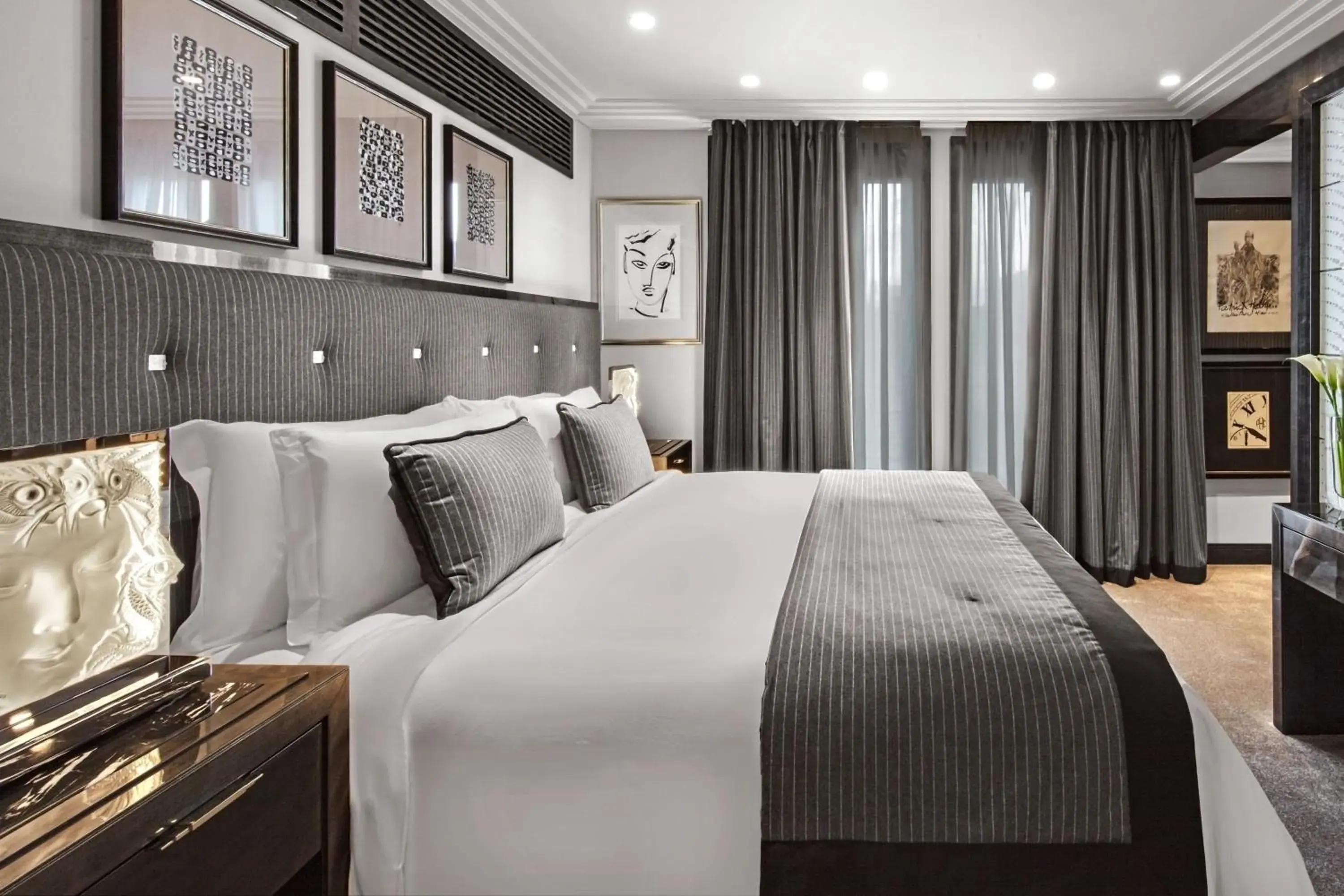 Bedroom, Bed in Prince de Galles, a Luxury Collection hotel, Paris
