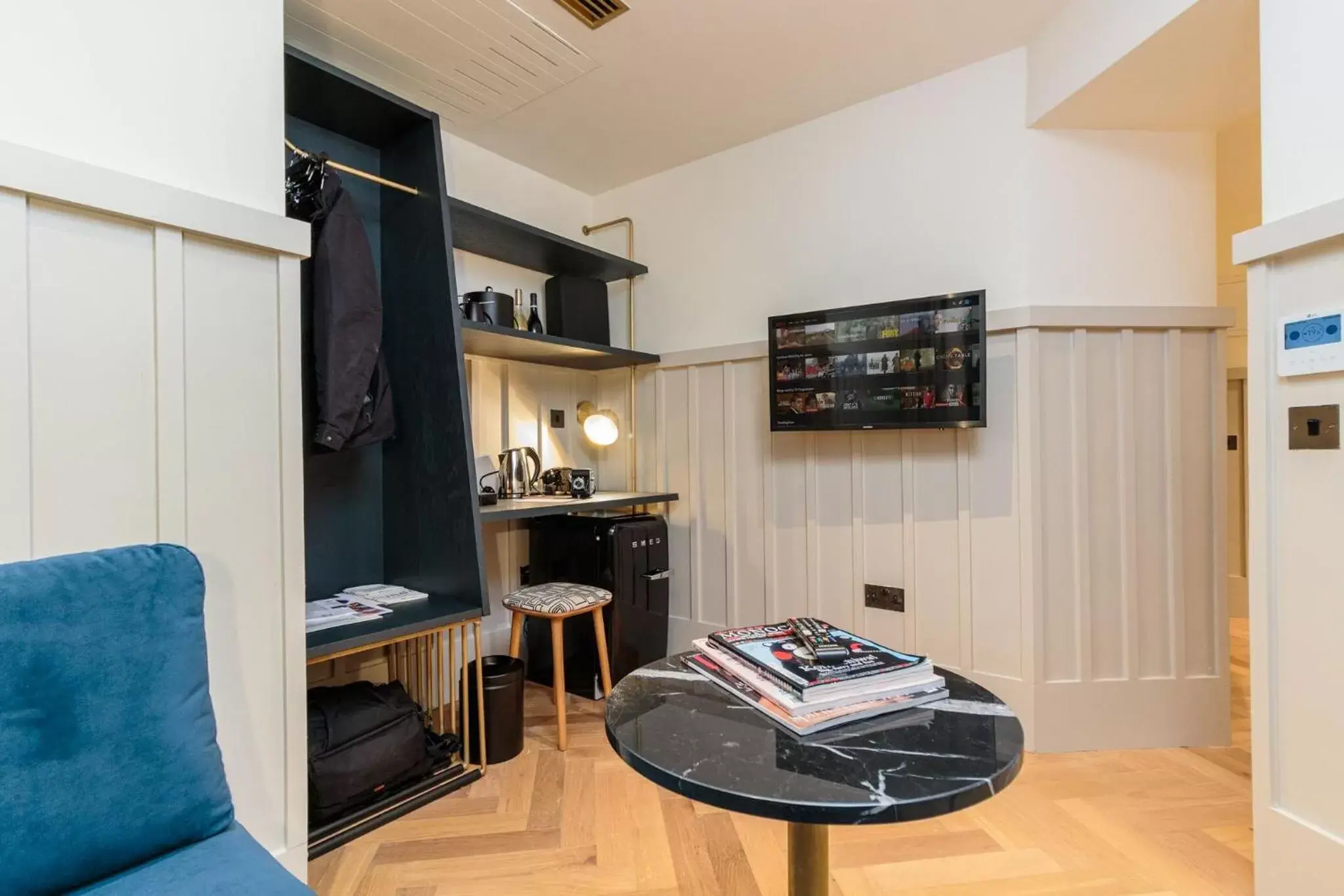 Seating area, Kitchen/Kitchenette in The Clarence