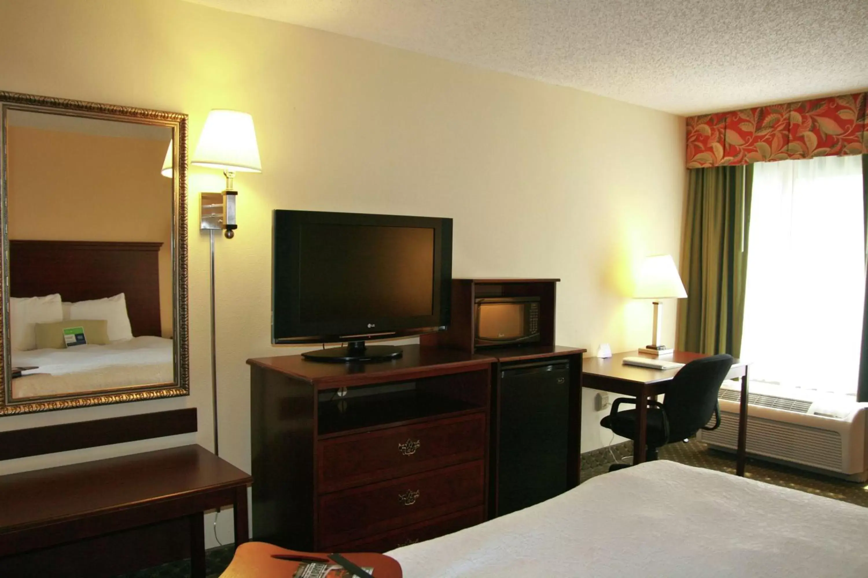 Bedroom, TV/Entertainment Center in Hampton Inn New Bern