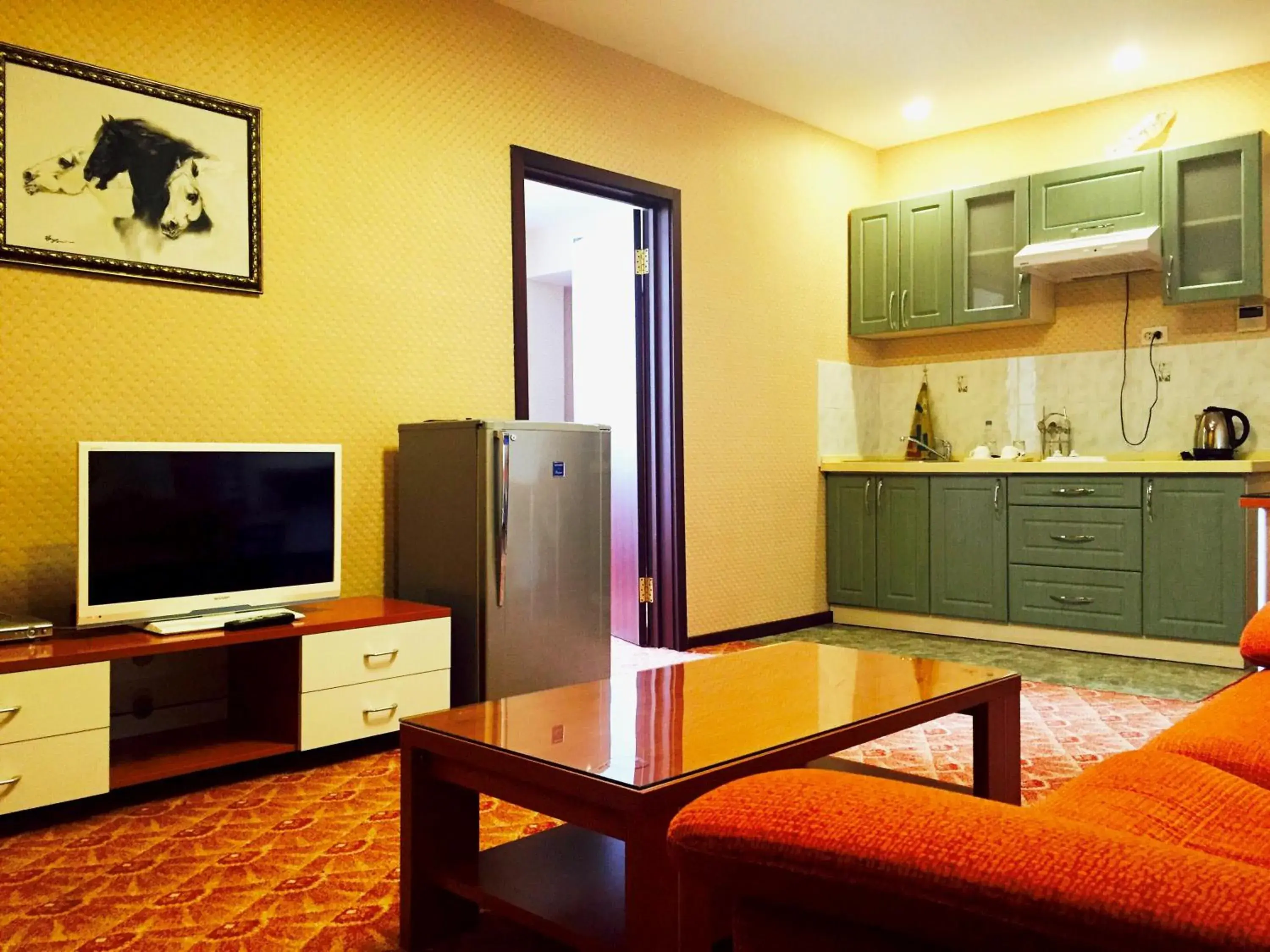 Communal lounge/ TV room, Kitchen/Kitchenette in Springs Hotel
