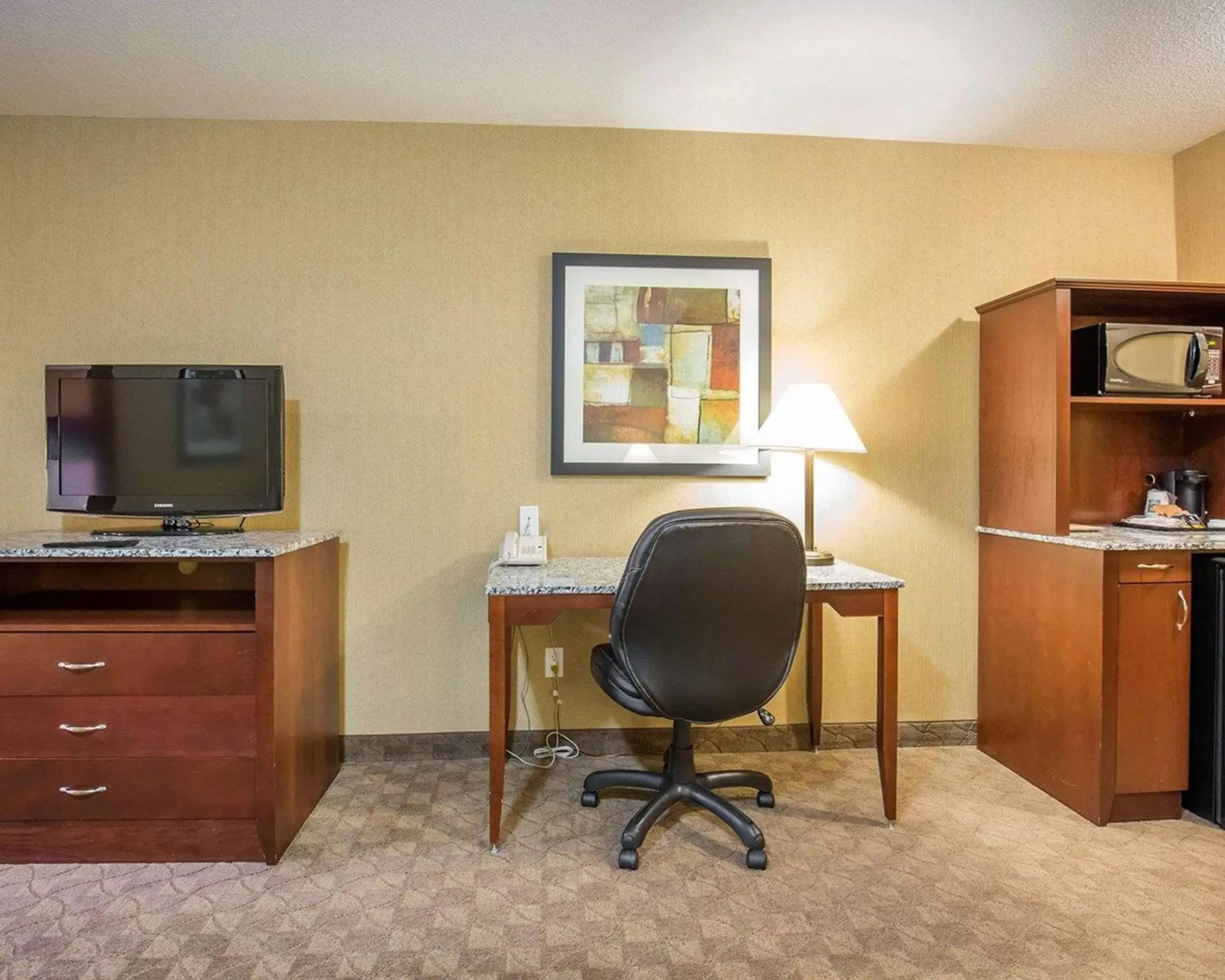 Photo of the whole room, TV/Entertainment Center in Comfort Inn & Suites Airdrie