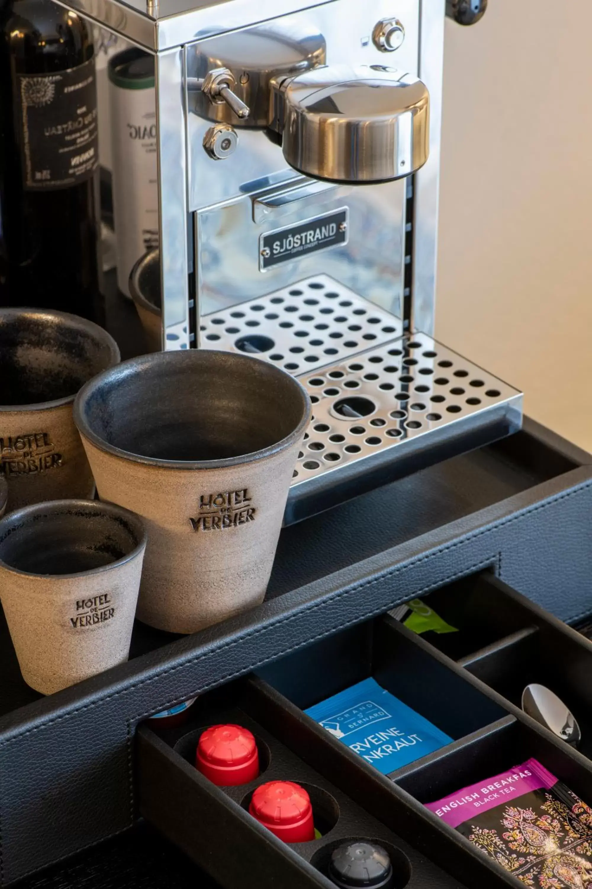 Coffee/tea facilities in Hôtel de Verbier