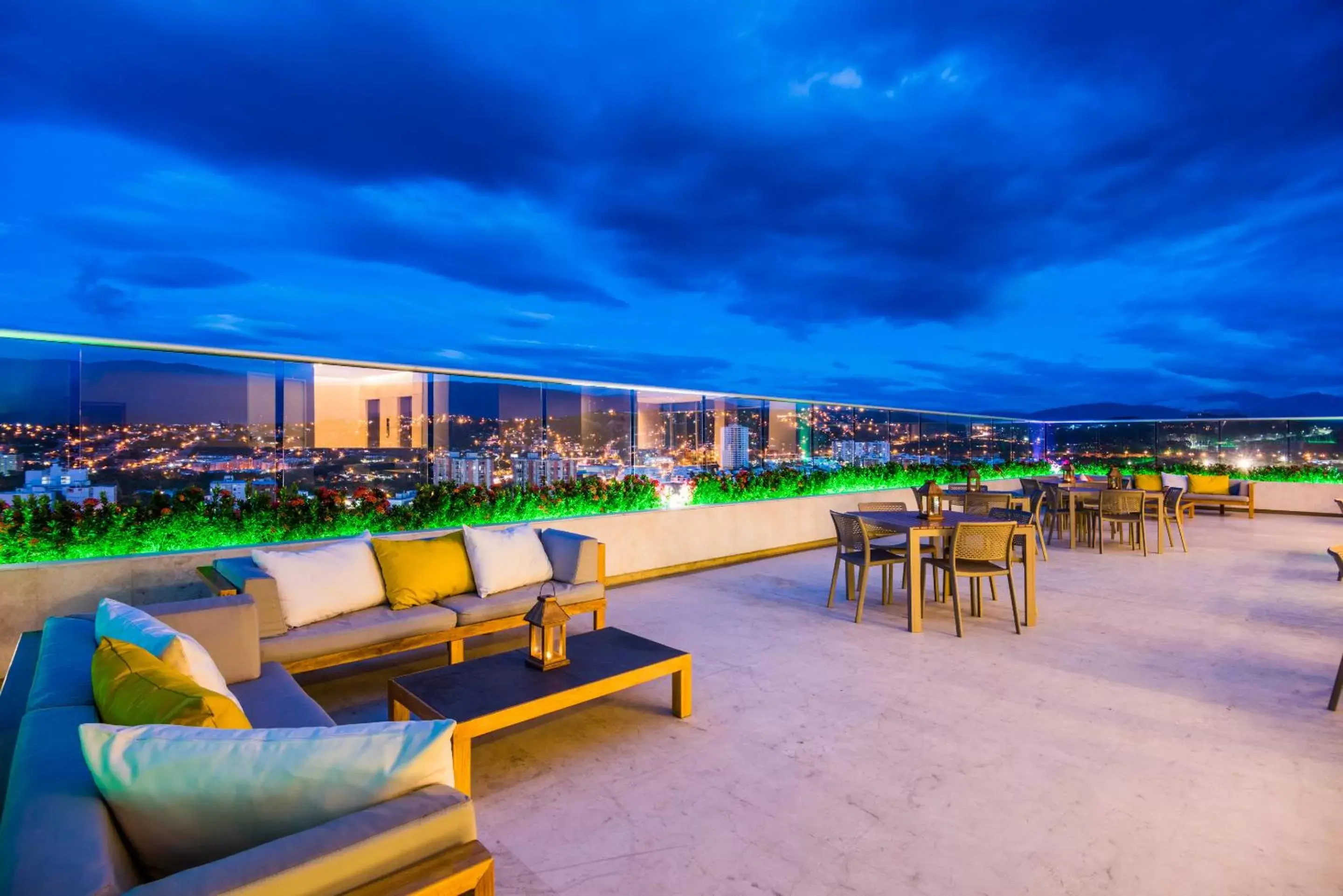 Lounge or bar in Holiday Inn Cúcuta, an IHG Hotel