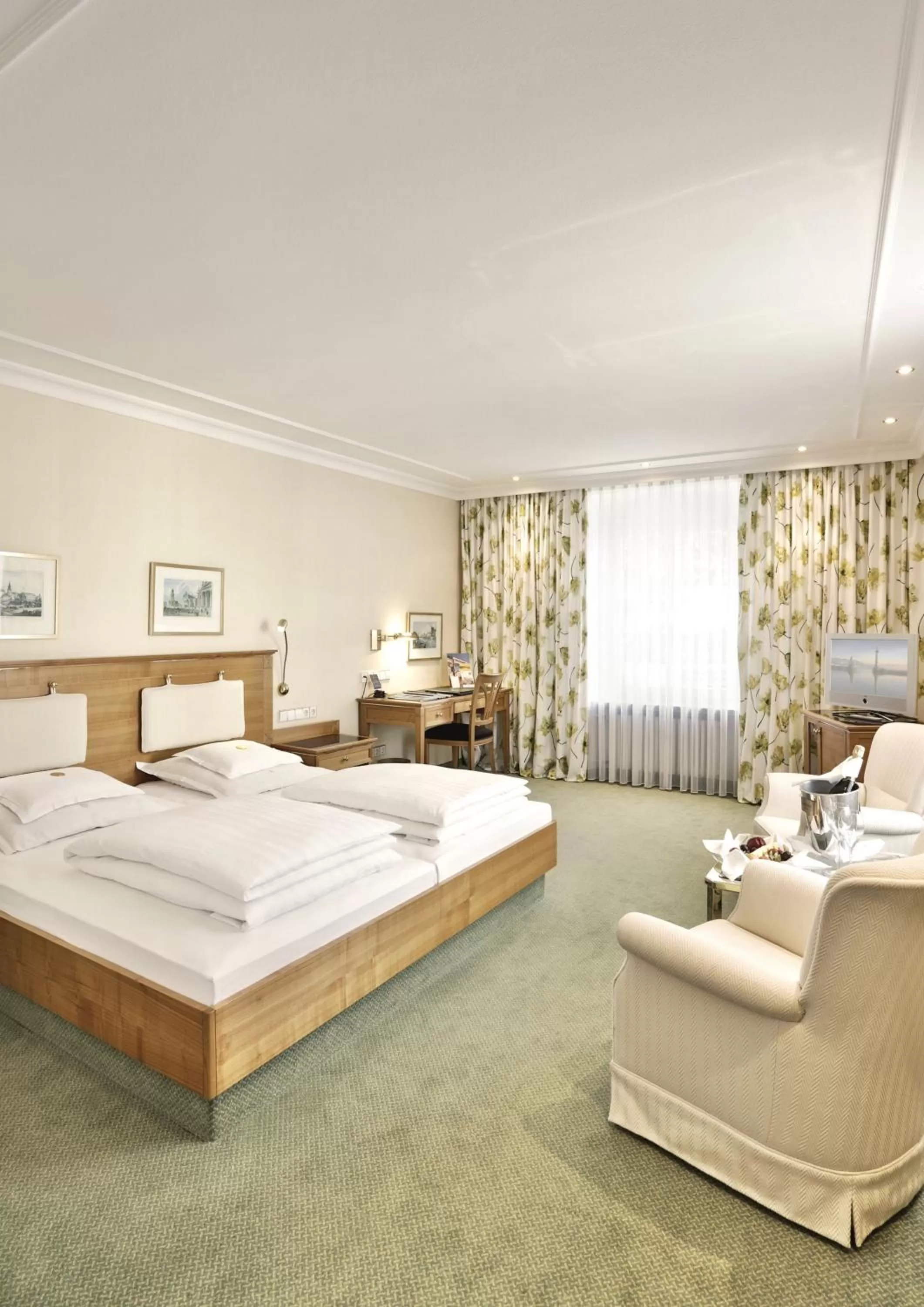 Photo of the whole room, Bed in Hotel Bayerischer Hof