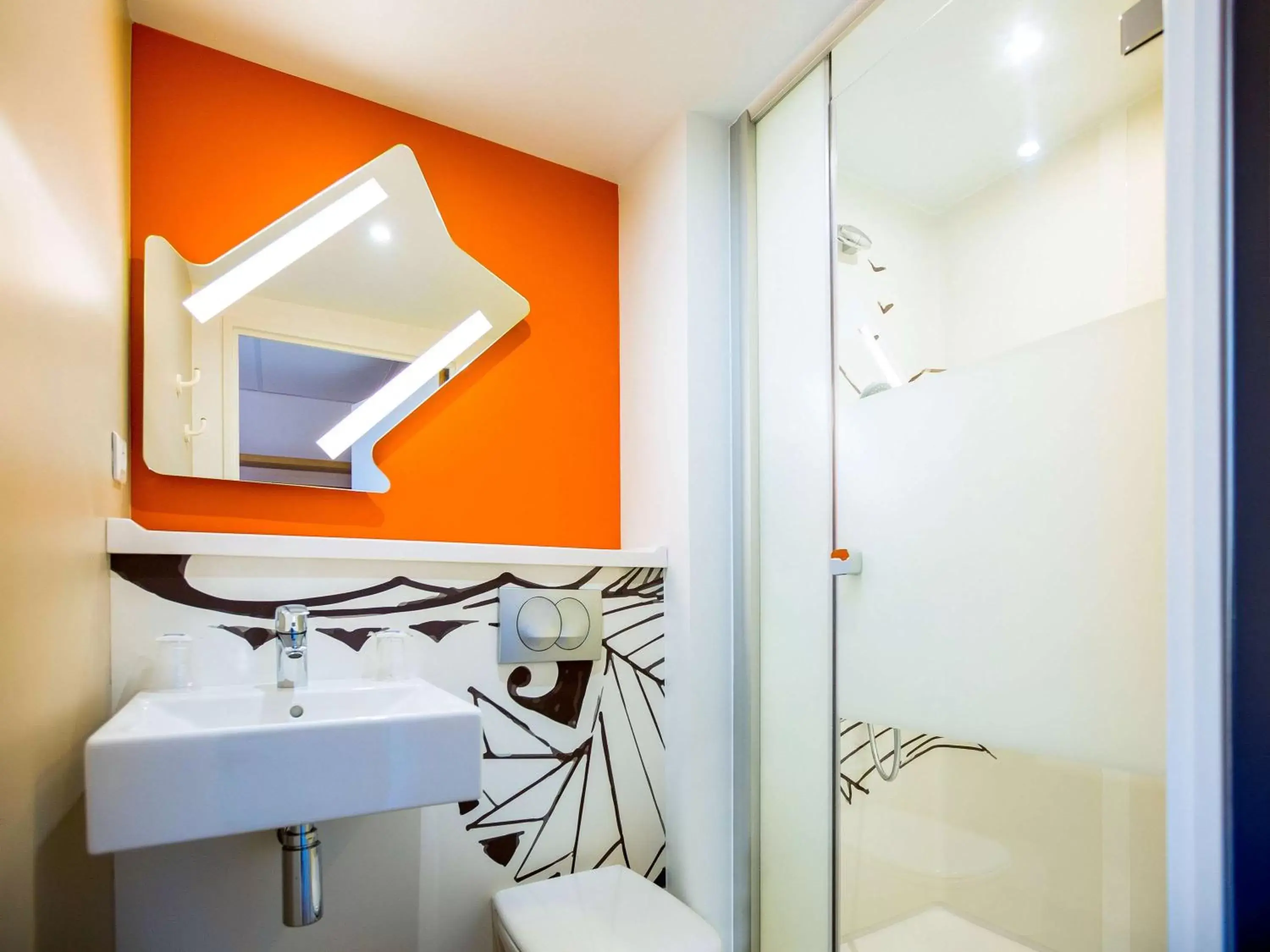 Photo of the whole room, Bathroom in ibis budget Cherbourg - La Glacerie