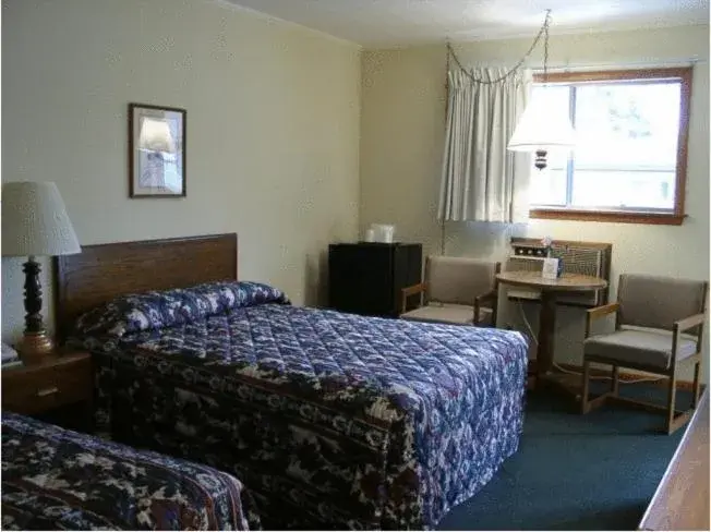 Bedroom, Bed in Waterfront Inn Mackinaw City