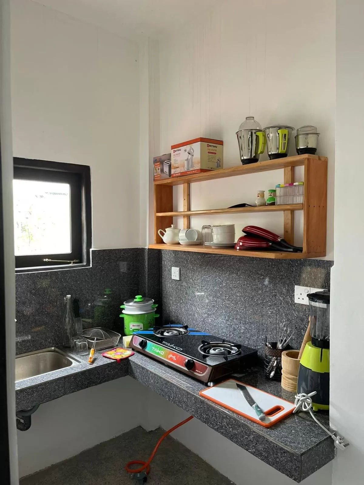 Kitchen or kitchenette in Surf Lavender