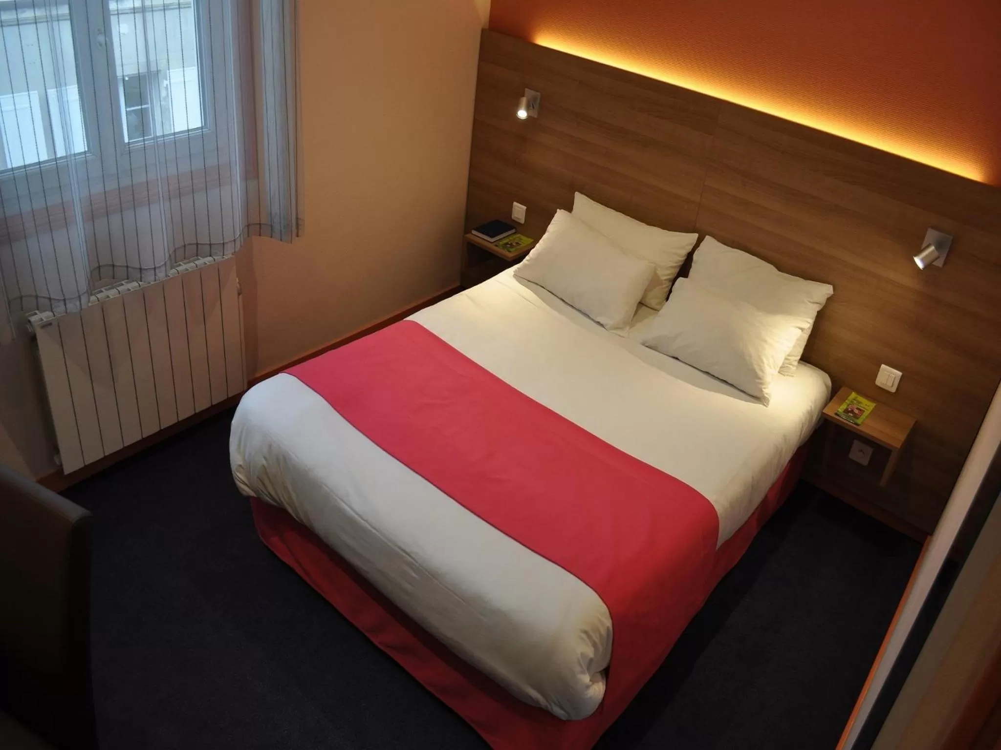 Bed in Logis Hôtel La Résidence, Cognac Centre